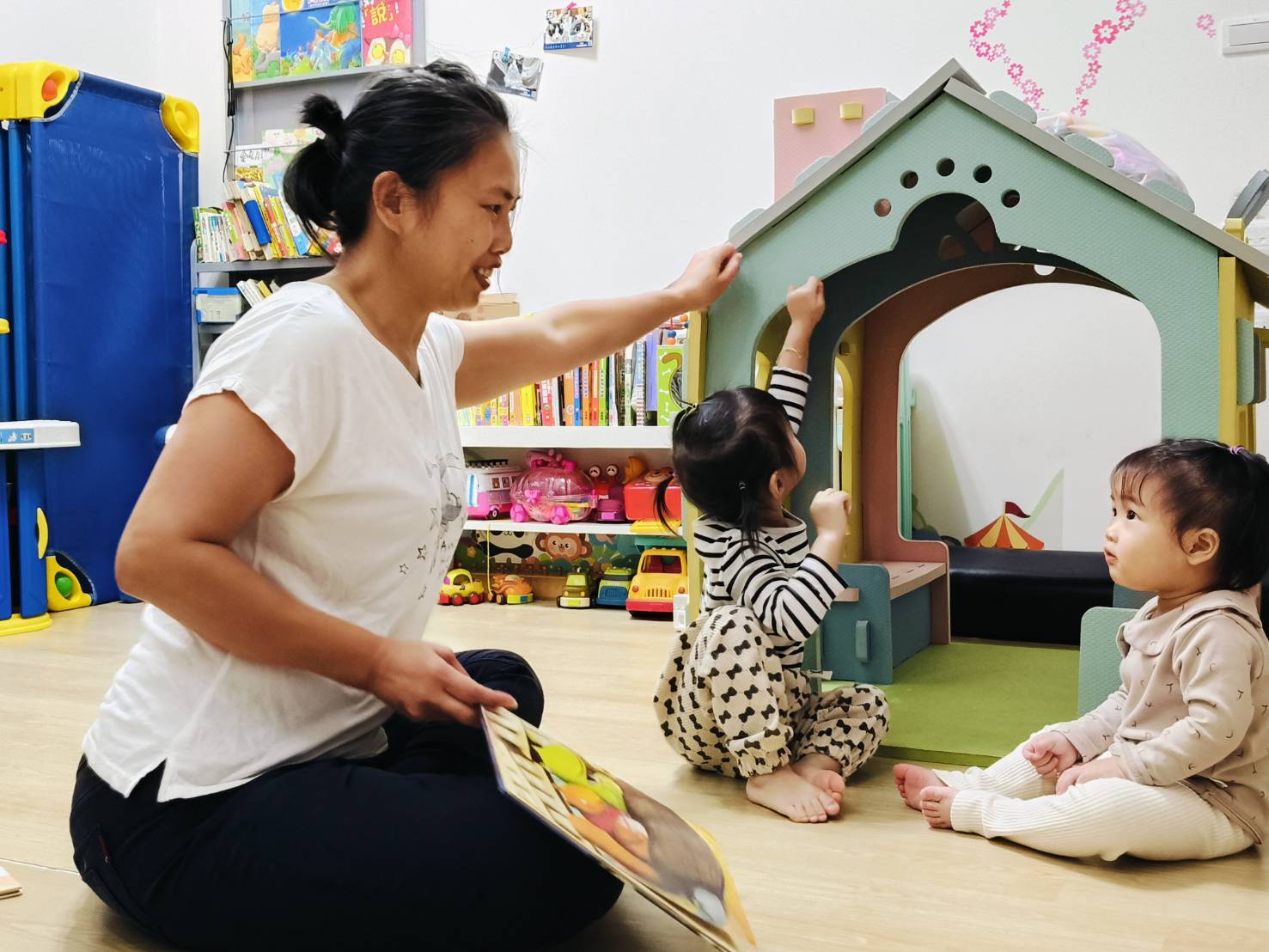  居家保母王家珍運用托育場地的教具輔助 演說繪本故事 更吸引幼兒目光 獲得優勝獎