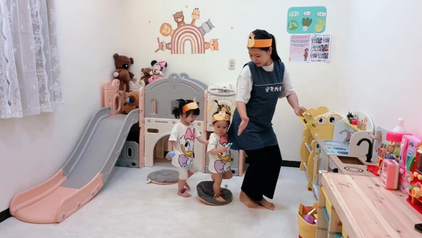  居家保母徐子安用母鴨帶小鴨的音樂 帶動幼兒律動