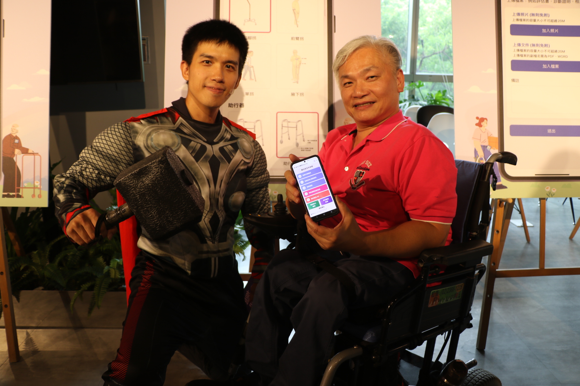  社團法人台北市行無礙資源推廣協會總幹事許朝富（右）表示 經他實際測試 發現輔具AP既實用又方便P