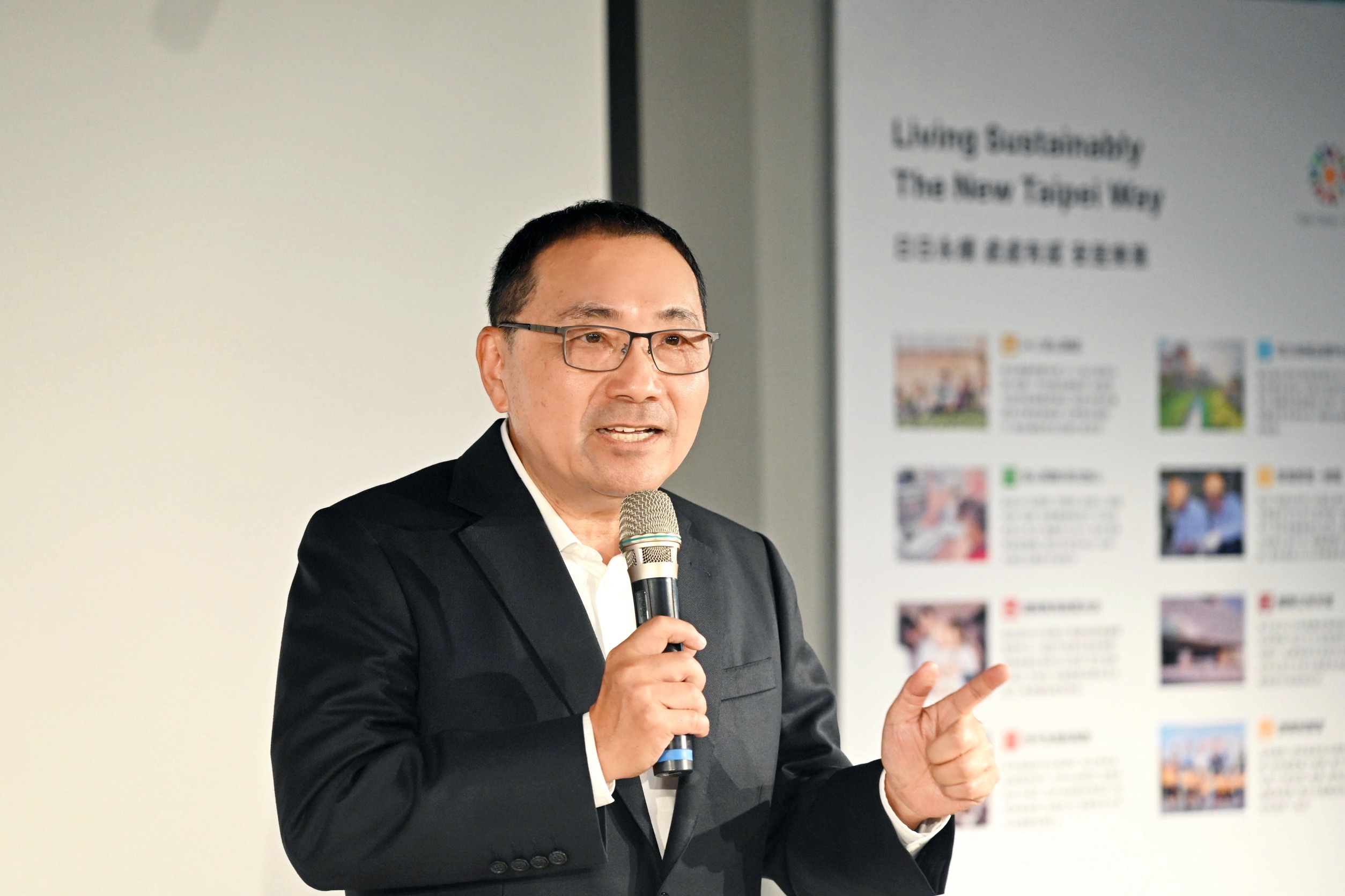 侯友宜說，市府也以跨域合作模式推動永續發展，如「新北市河川流域治理平台」，成功將淡水河的嚴重污染比例在113年降至0.5%，更致力提升救護能量，透過「院前啟動葉克膜機制」並與醫療院所合作無間，為民眾爭取「秒秒必爭」的黃金時間。