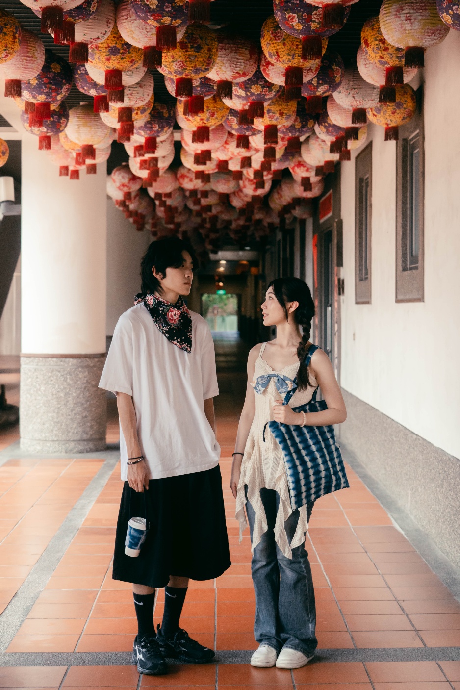 《夢中遇見你》在新北市客家文化園區拍攝工作照。從語言、服飾到場景皆融入客家元素