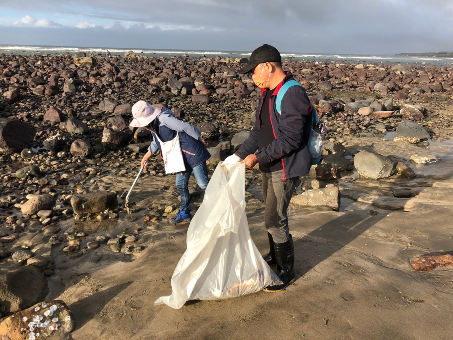 石滬淨灘，同時欣賞美麗海岸景色 (淡水區漁會提供)