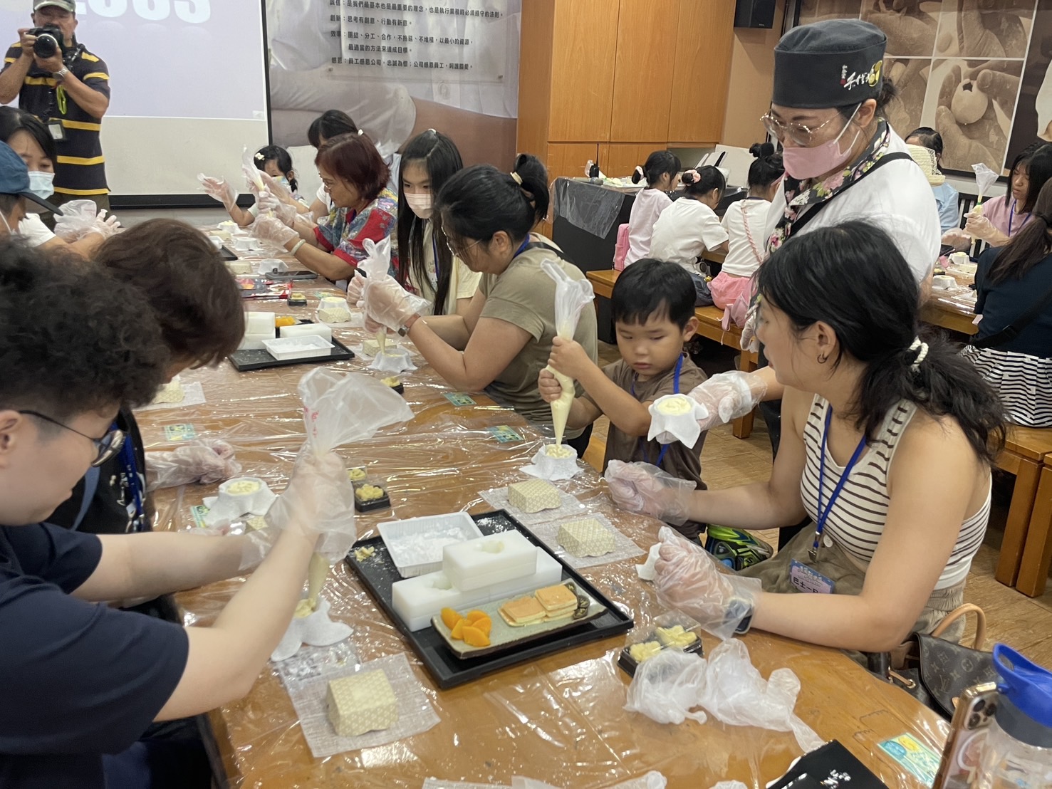 手信坊創意和菓子文化館以日式和風空間及細緻的和菓子工藝著名，常於節慶前推出期間限定禮盒，是許多人送禮與體驗手作的首選