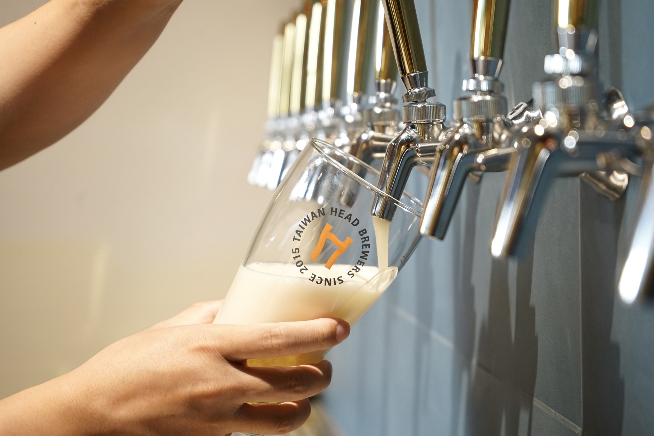 啤酒頭釀造觀光酒廠館內設有酒吧區可以汲飲生啤酒，每逢節慶更推出限定口味或特色禮盒，被年輕族群視為交換禮物或節慶聚會的必備選項