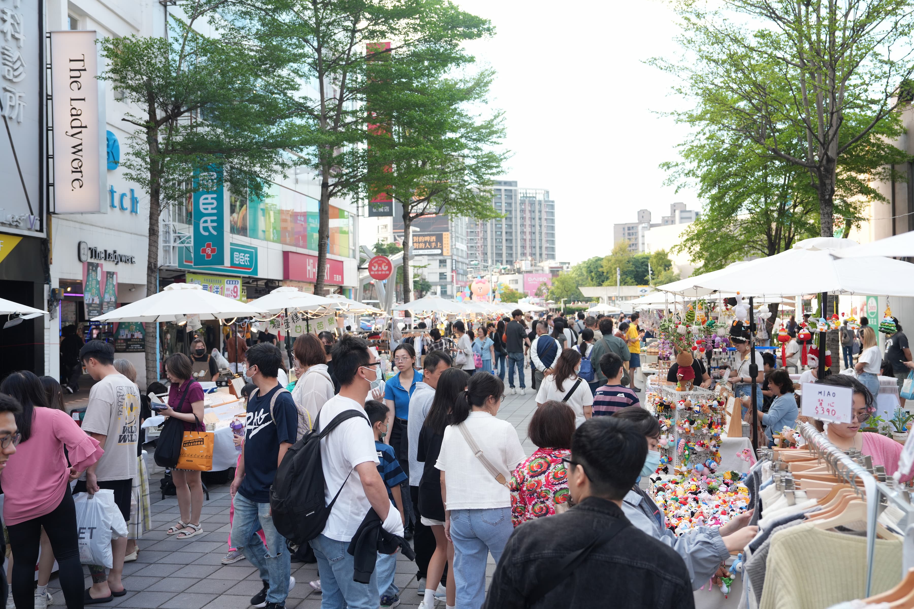 府中市集每週六、日13時至22時登場，集結多元主題攤位與創意品牌！