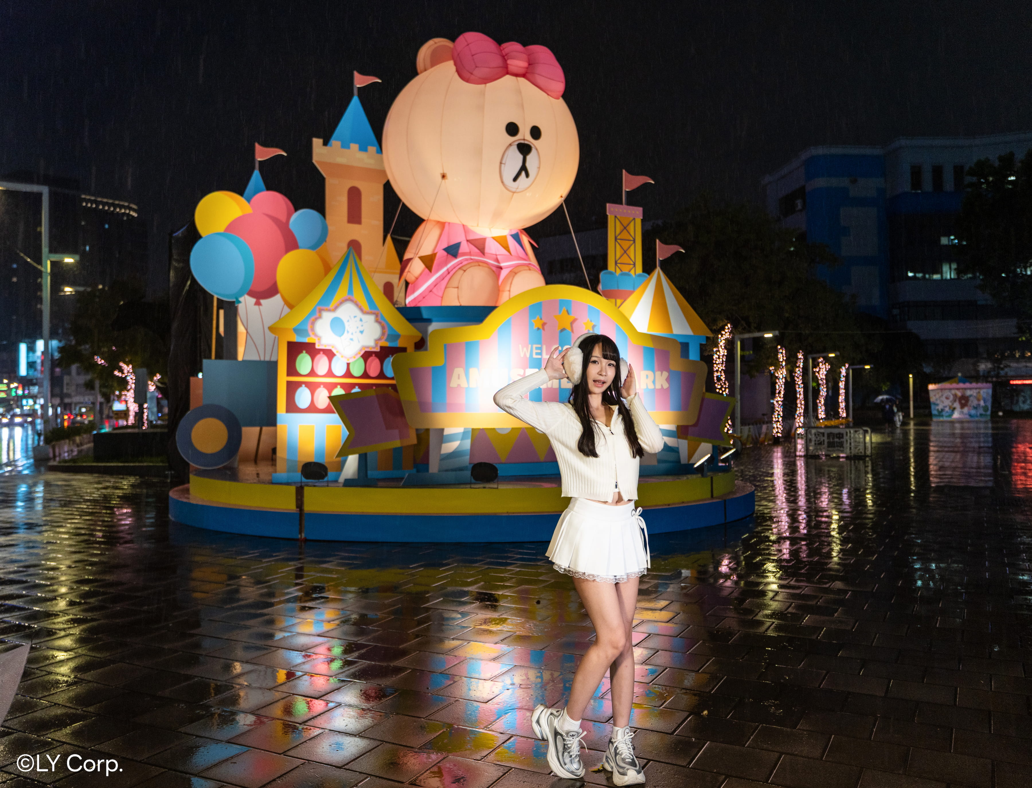  府中廣場燈區「LINE FRIENDS冒險遊樂場」中，有可愛的熊美坐鎮府中廣場迎接每位來訪的遊客。
