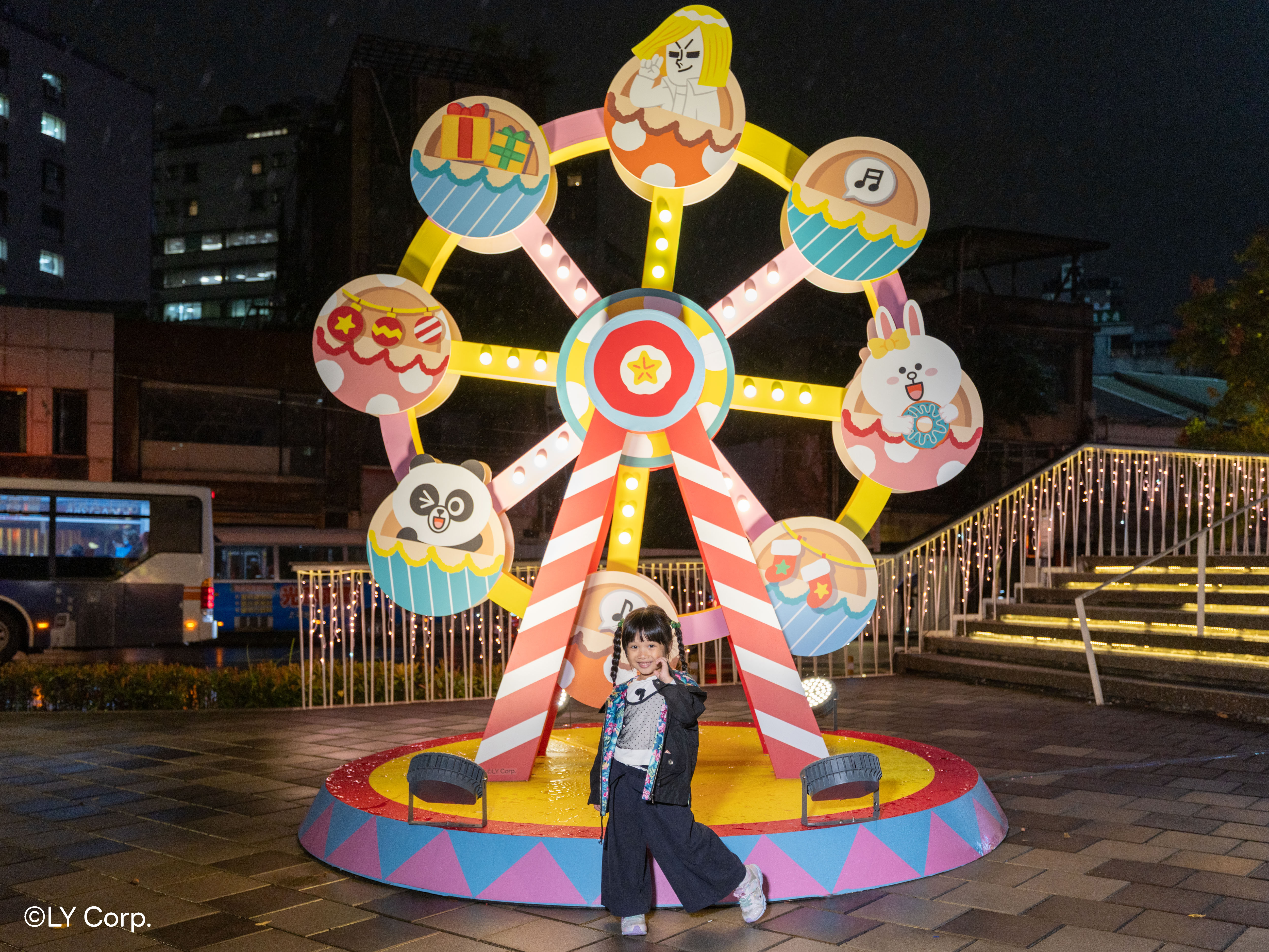  府中廣場繽紛可愛的甜甜圈造型摩天輪「LINE FRIENDS歡樂摩天輪」，角色們乘坐在緩緩轉動的車廂中向遊客揮手微笑，趣味與療癒感十足。
