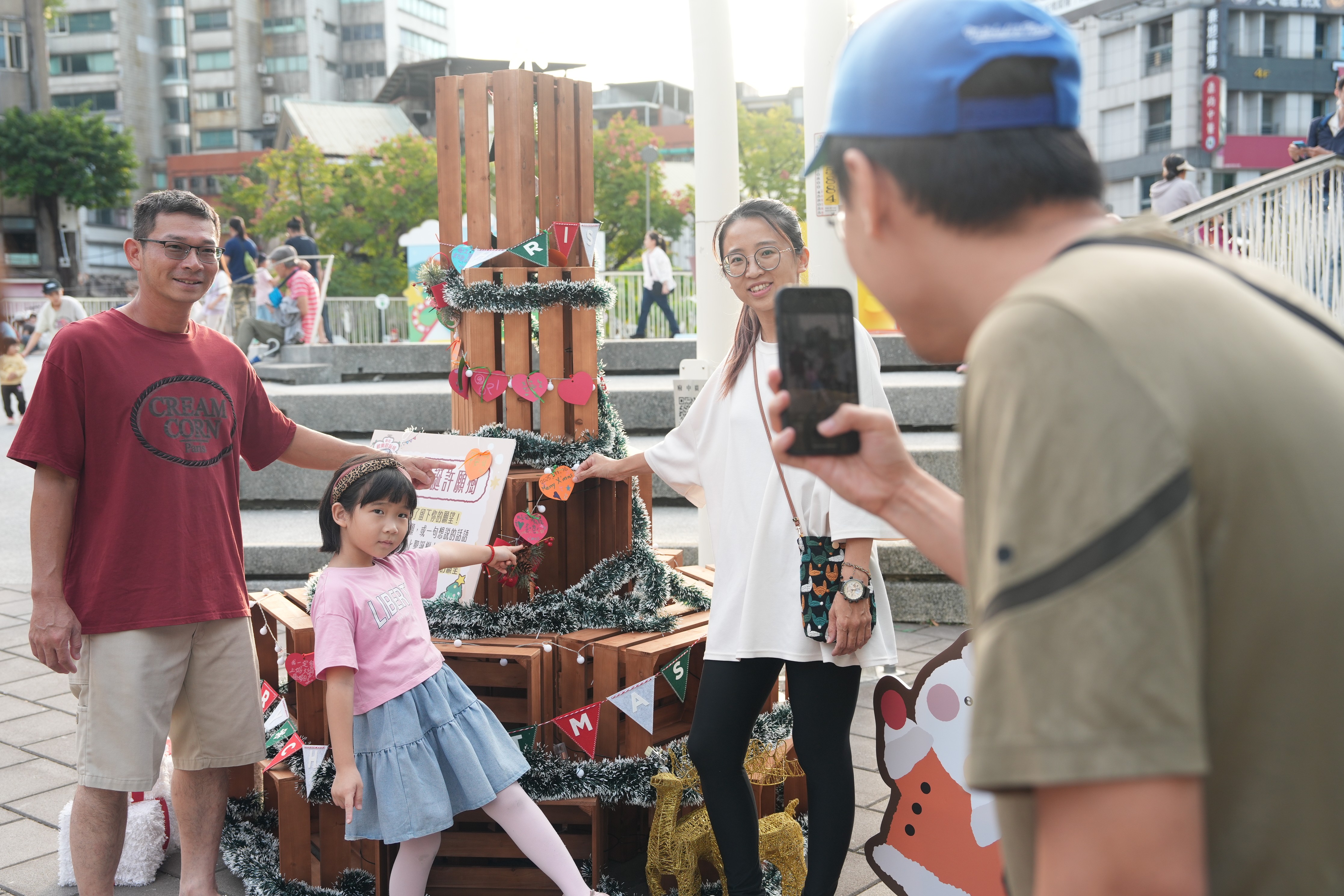府中廣場設有象徵祝福的「耶誕許願樹」，邀請每位來訪的民眾寫下對耶誕節的心願與祝福。