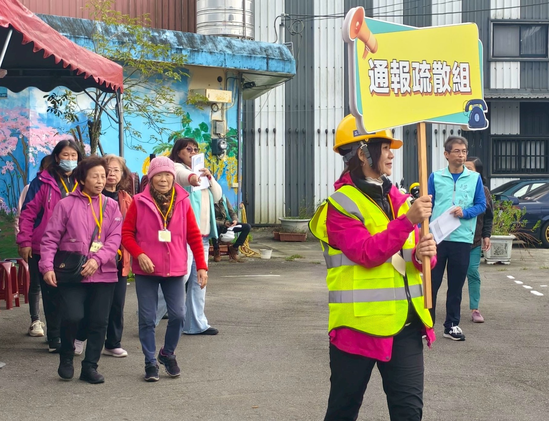 通報疏散組帶領民眾進行疏散作業