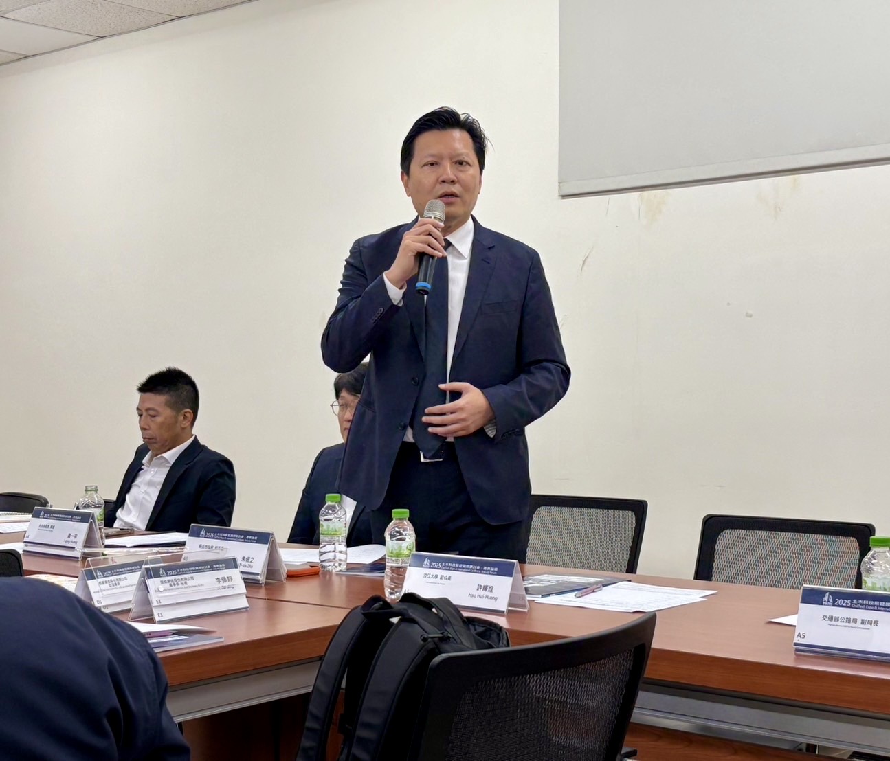 朱惕之副市長出席2025土木科技展暨國際研討會，與在場產官學界代表進行交流。