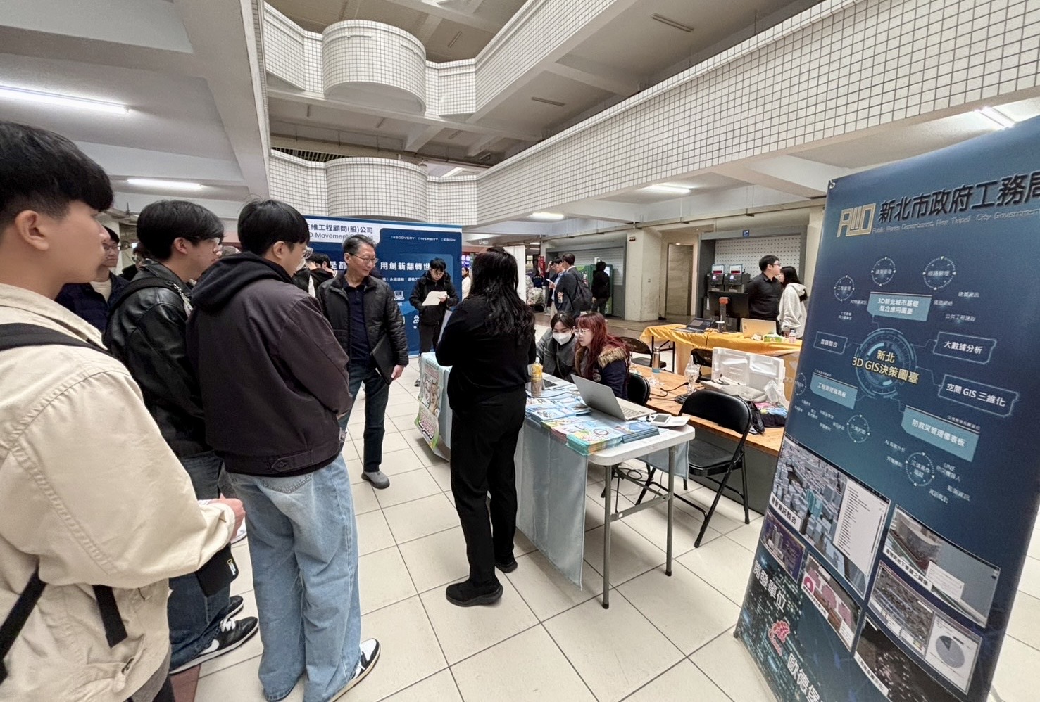 展覽現場吸引許多年輕學子及產業界人士詢問工務局研發3D-GIS圖臺等內容。