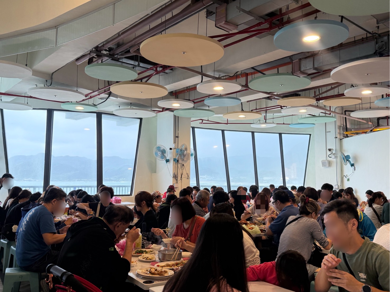 龜吼漁夫市集二樓熟食用餐區有景觀窗，邊品嚐海鮮邊賞海景