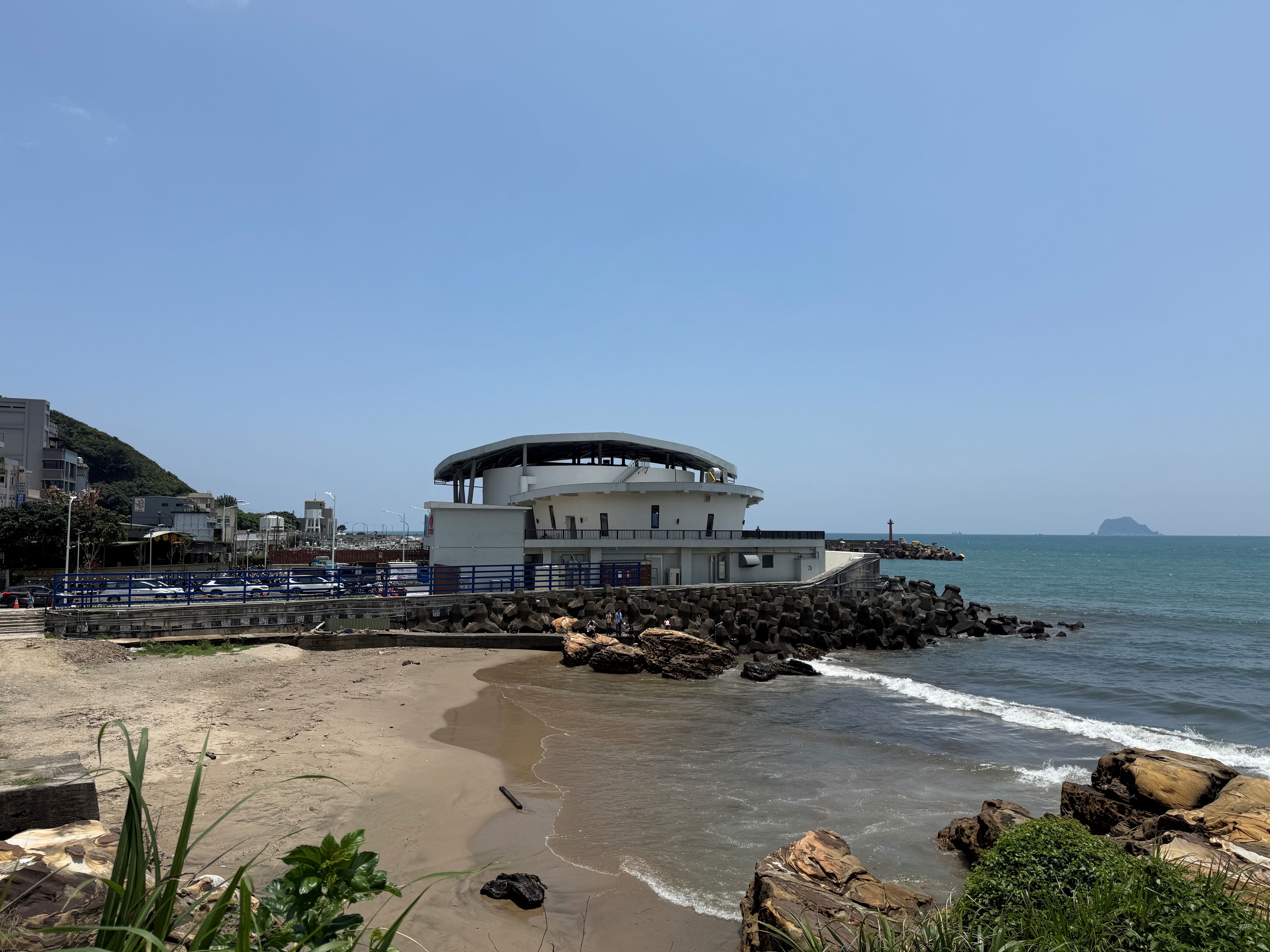 自翡翠灣停車場沿著步道往前走，便可看到具萬里蟹外觀的龜吼漁夫市集