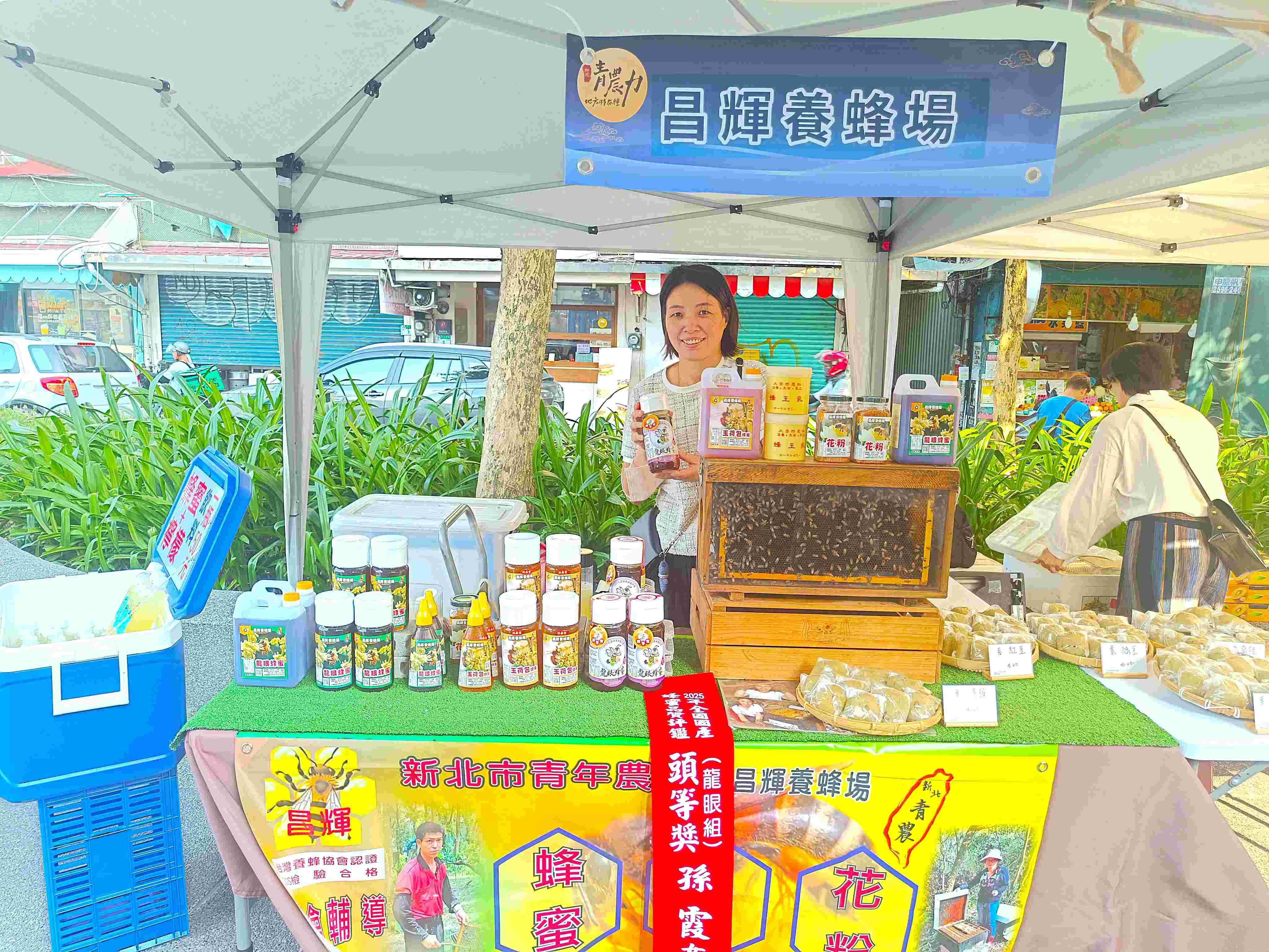 昌輝養蜂場為青農程英哲所經營，蜂蜜屢次獲得全國蜂蜜評鑑佳績(資料照片)