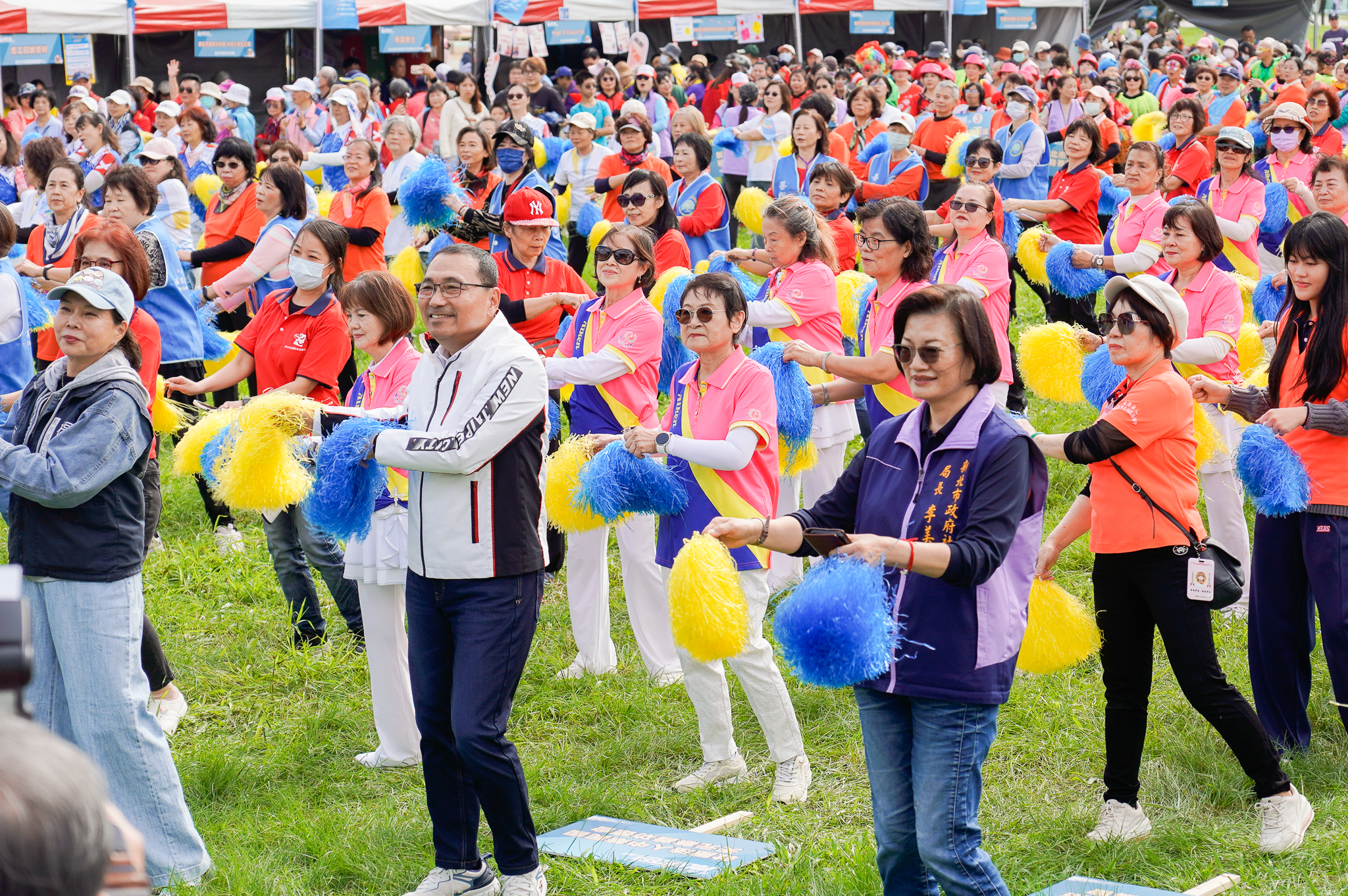 新北市國際志工日主場活動22日登場，市長侯友宜與上千名志工活力共舞