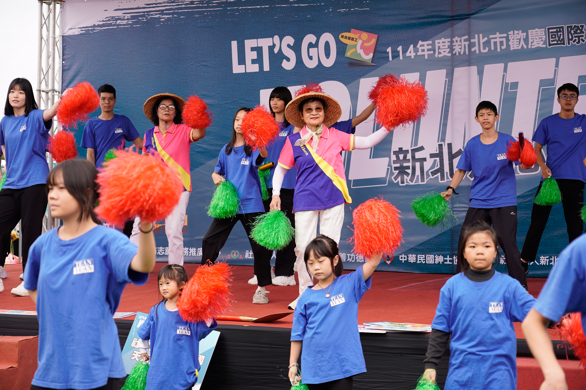 今年76歲的林徐明玉(台上中間者)，對服務懷抱熱情，即便曾因癌症手術住院，康復後第一件事仍是回到志工崗位，她說「只要我持續健康，就要繼續當志工。」，感動現場。
