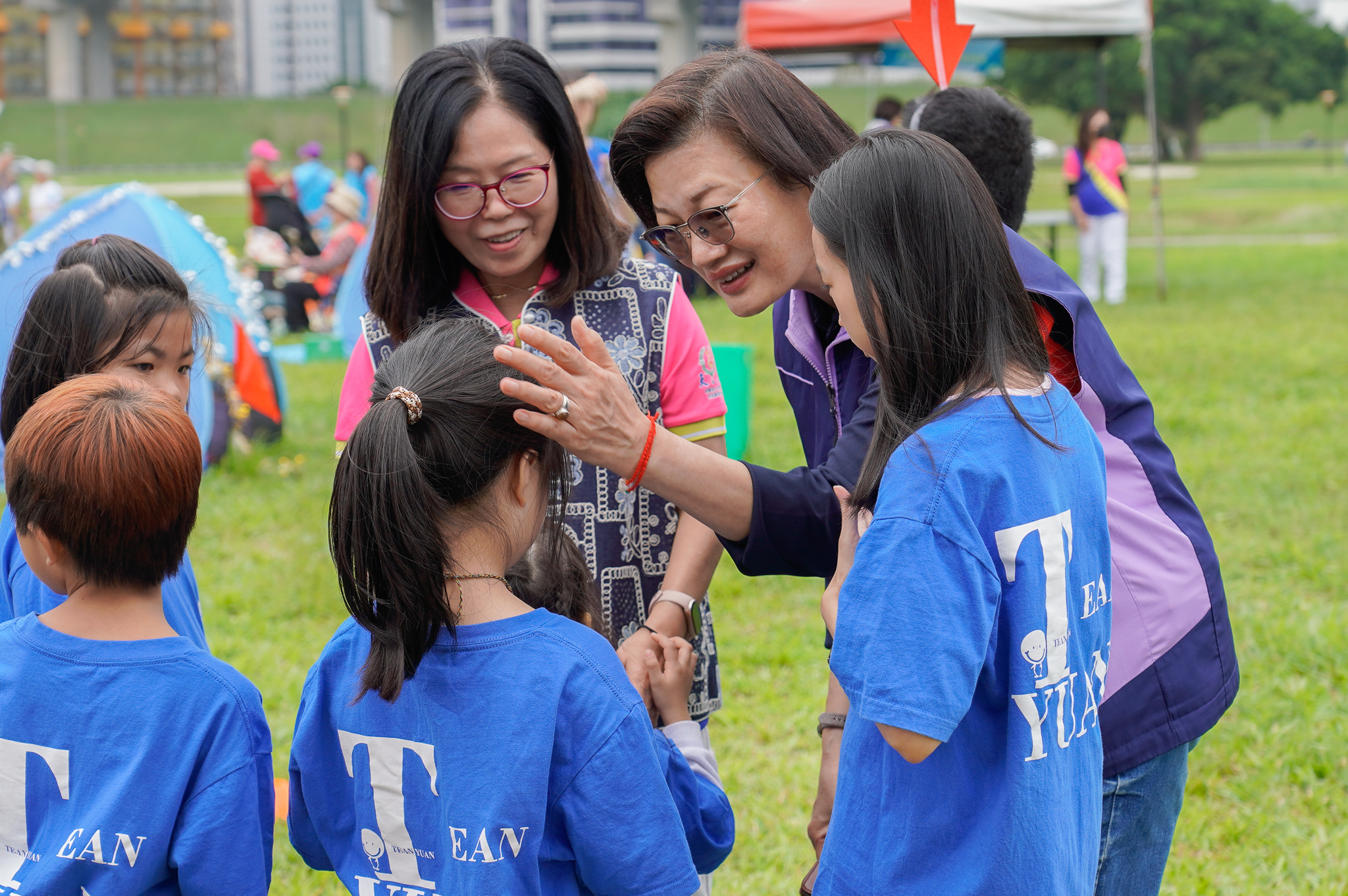 新北推動「多元志工」，不分年齡都能投入，在志工日活動現場也有小小兒少志工一起參與