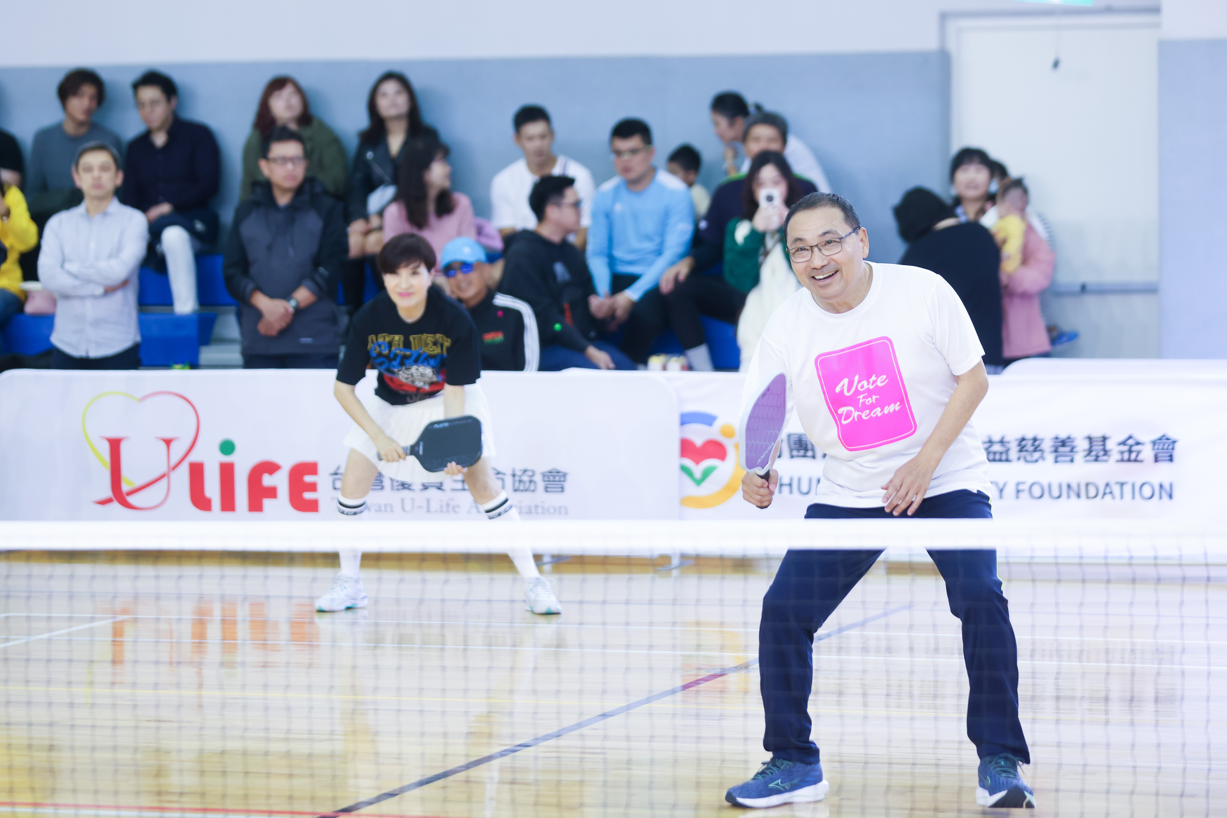 侯友宜與藝人方芳芳組隊，和周曉琴理事長、藝人曾國城進行匹克球友誼賽。