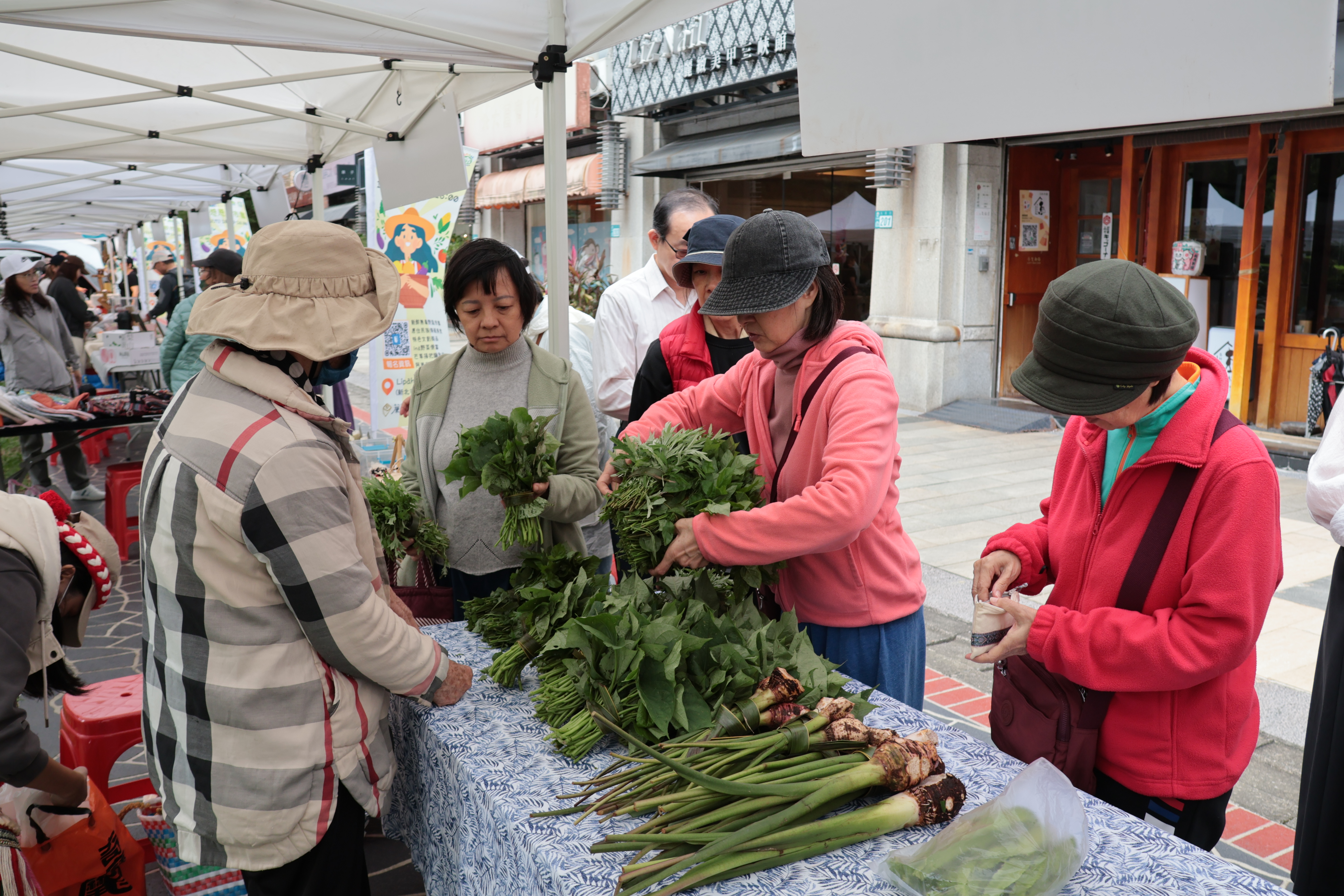 ▲民眾於《Lipahak 感恩節》市集選購阿美族野菜，現場氣氛熱鬧溫馨。(圖/新北市政府原民局提供)
