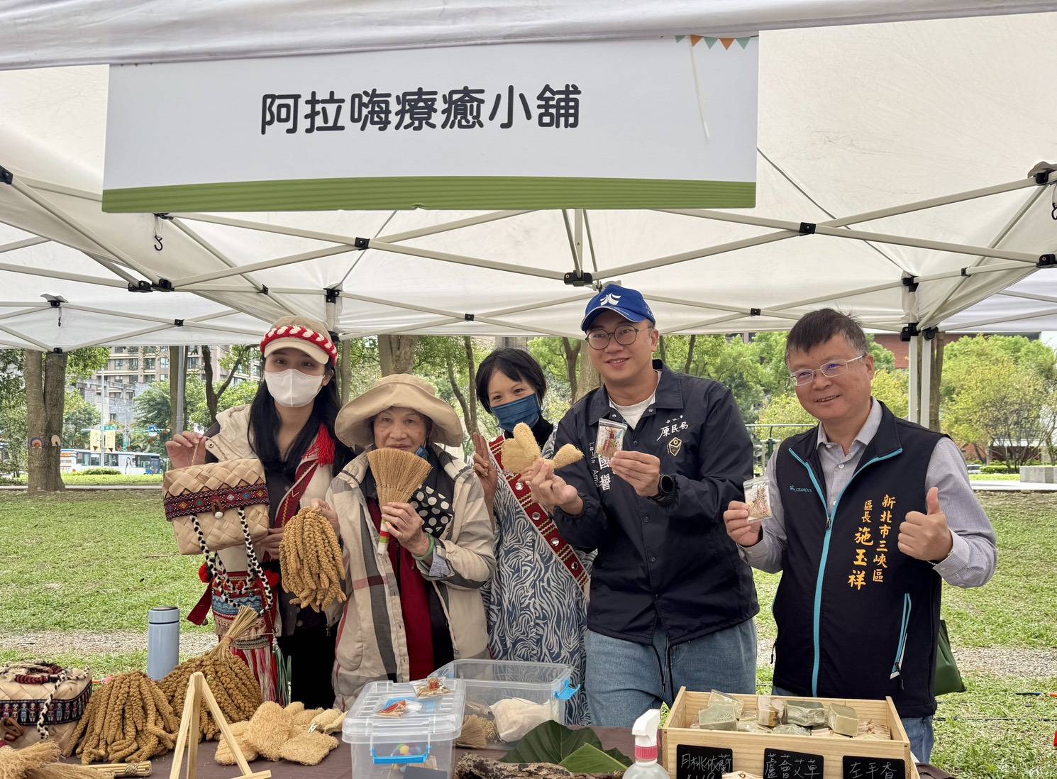 ▲農園媽媽帶領大小朋友體驗「芒草掃把鑰匙圈」手作活動。(圖/新北市政府原民局提供)