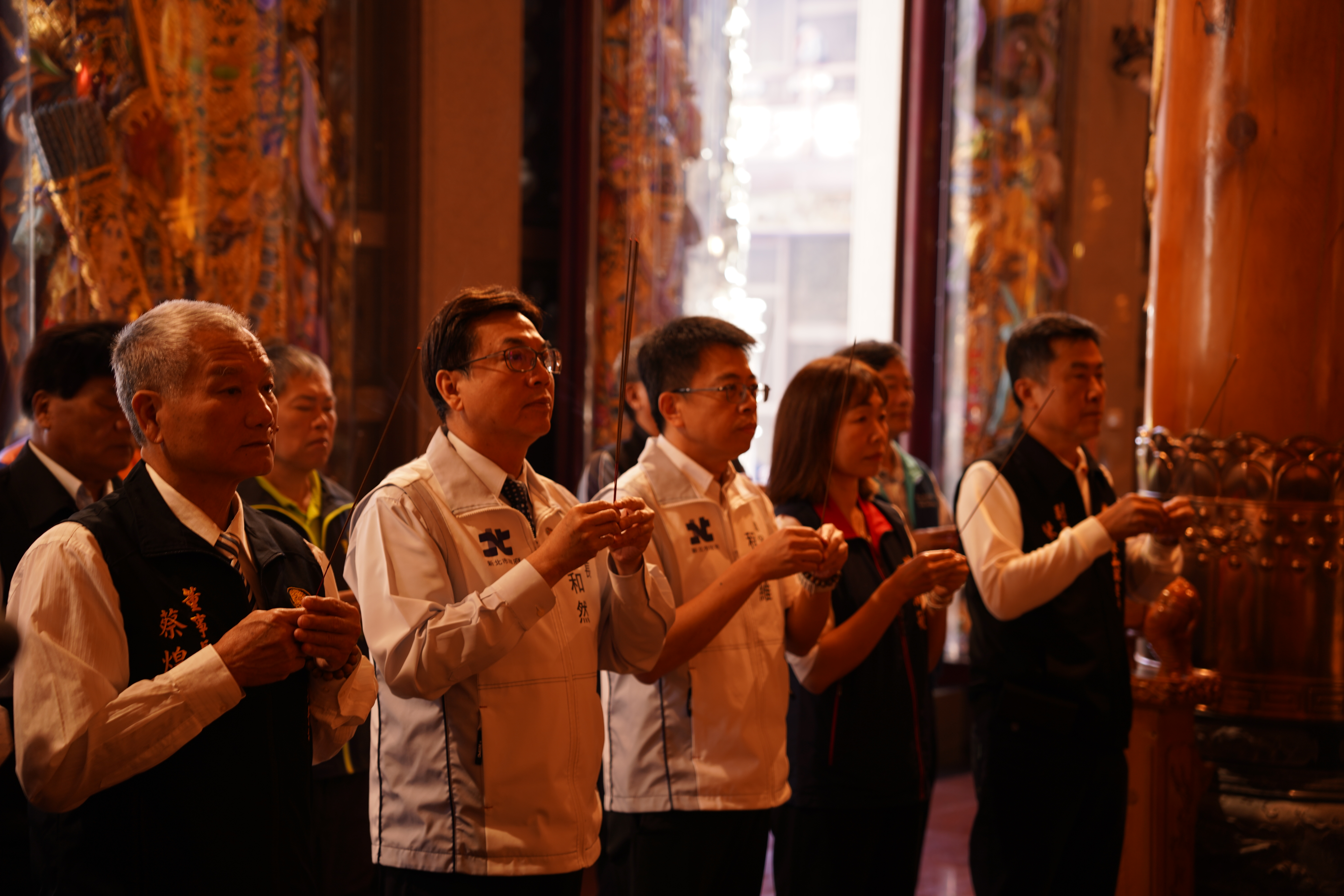 竹林山觀音寺董事長蔡煌明(左1)、新北市副市長劉和然(左2)及信眾進廟參拜