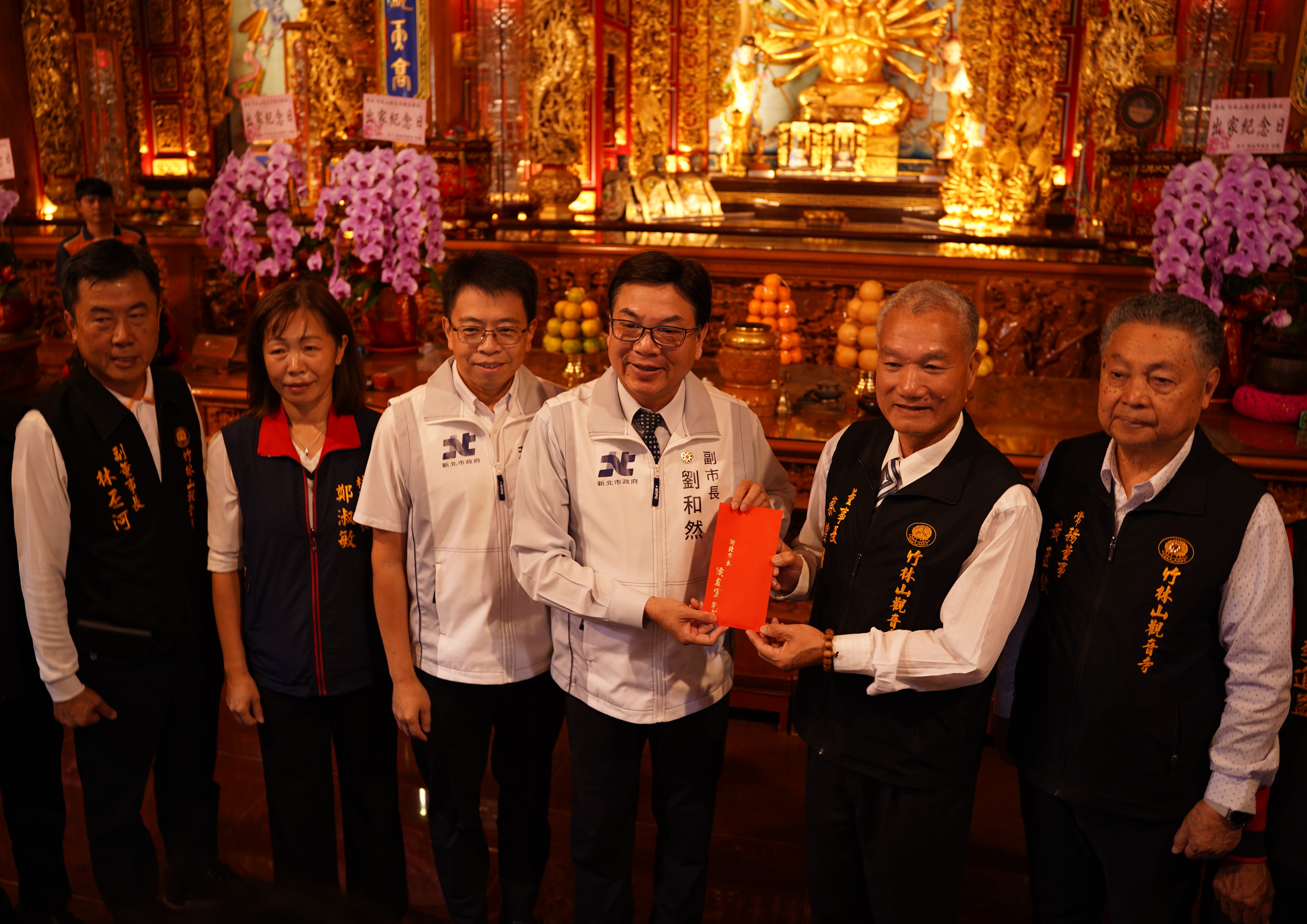  新北市副市長劉和然代表市府致贈香油錢.