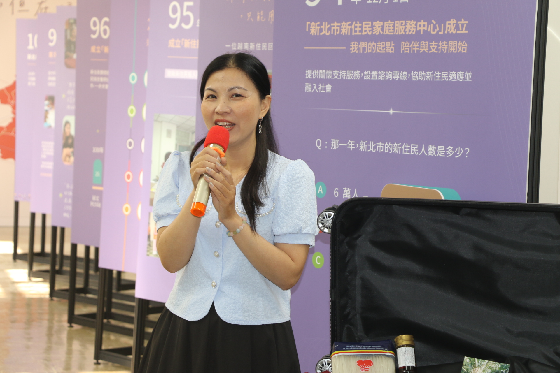  來自越南飄洋過海的陳秋柳為大家導覽，她說新住民中心94年成立，她也曾求助過，後來在中心擔任通譯志工