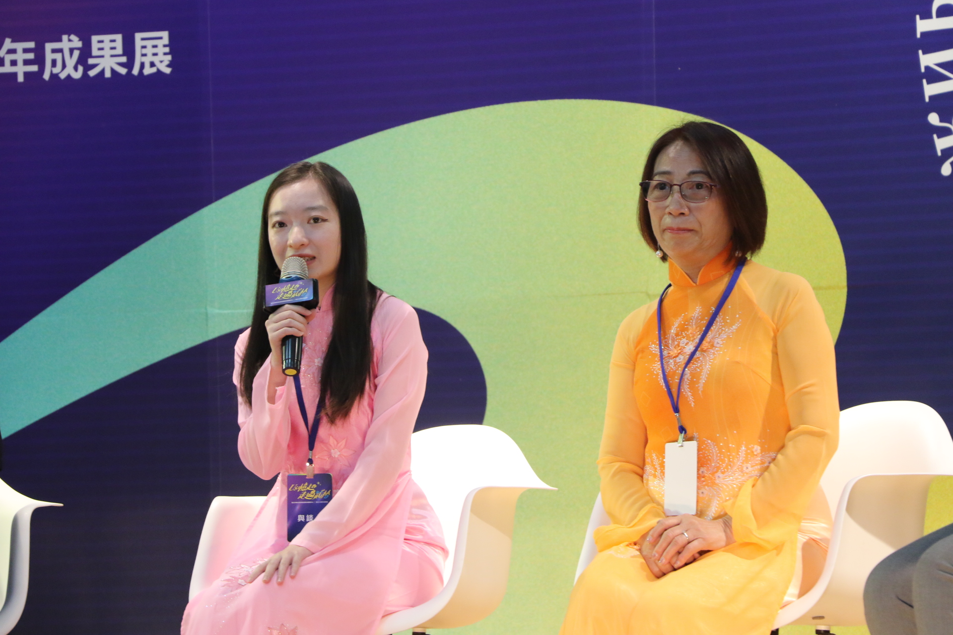 李盈璇（左）表示，母親曾女香（右）在越南本就是華文老師，嫁來台灣後又不斷的唸書學習，她記得自己國中畢業時，母親也剛好是高中畢業。