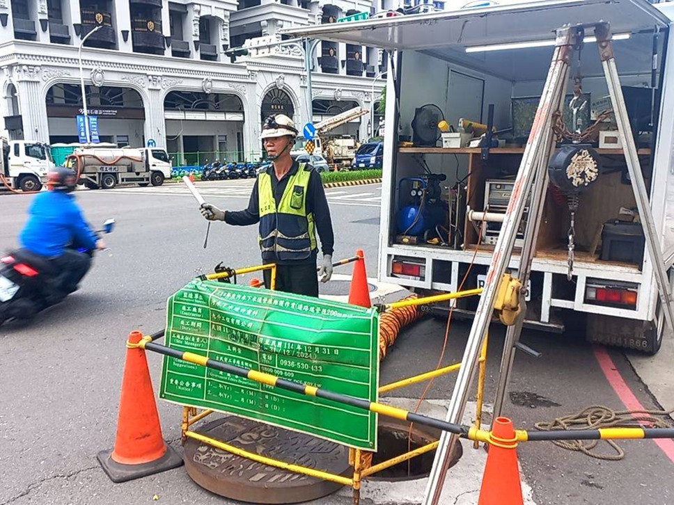 CCTV於道路上進行檢視作業，請市民朋友配合現場交通引導