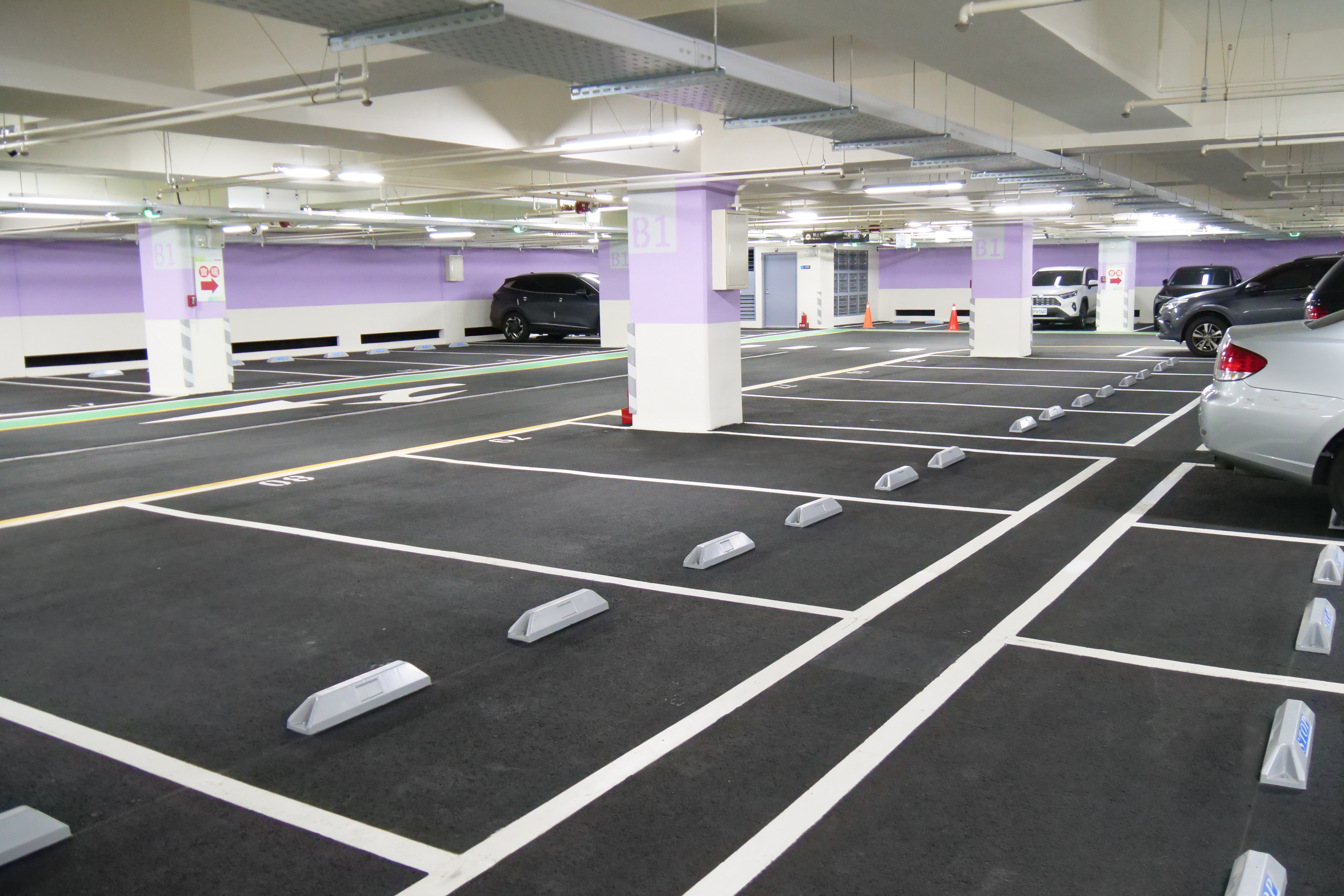 204格汽車停車位及36格機車停車位