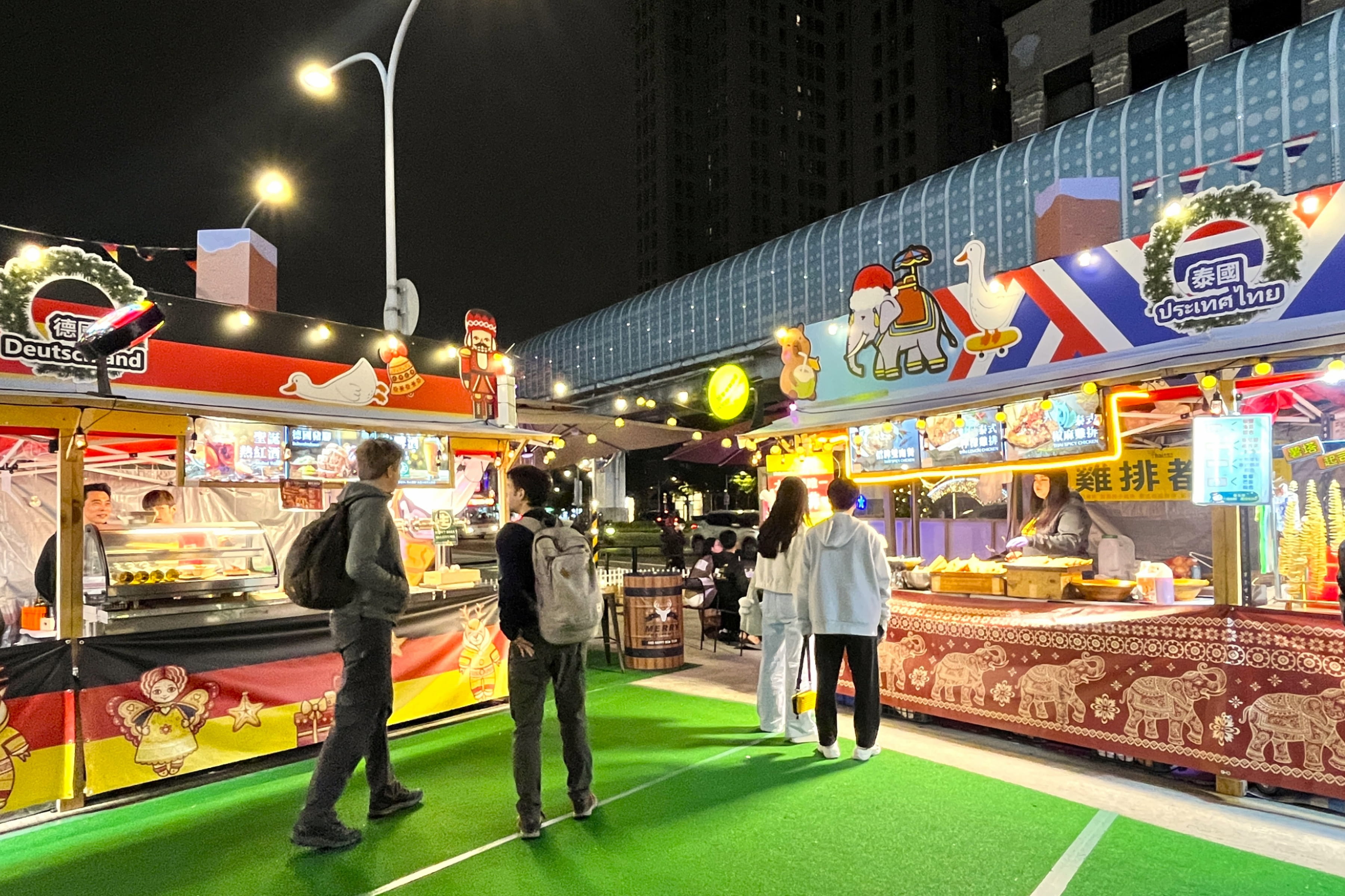  捷運環狀線板橋站南廣場市集則展現多國風味，從美式、日式、韓式至泰式料理一應俱全，像是在耶誕市集中環遊世界。