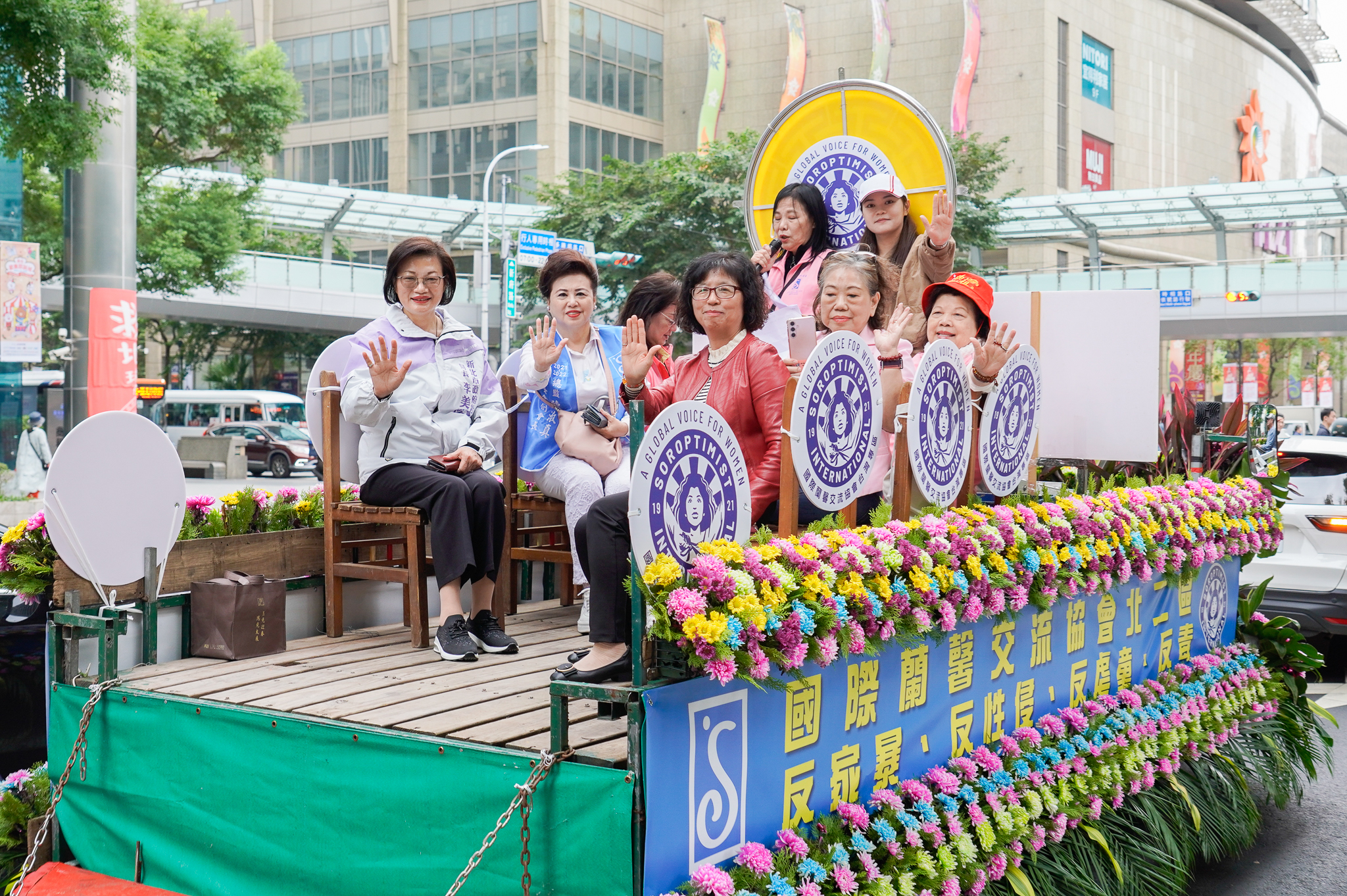 反暴力行動車隊自板橋第一體育場出發，沿途穿梭板橋鬧區，社會局長李美珍(左1)及副局長許秀能(紅衣者)共同呼籲「暴力零容忍」。