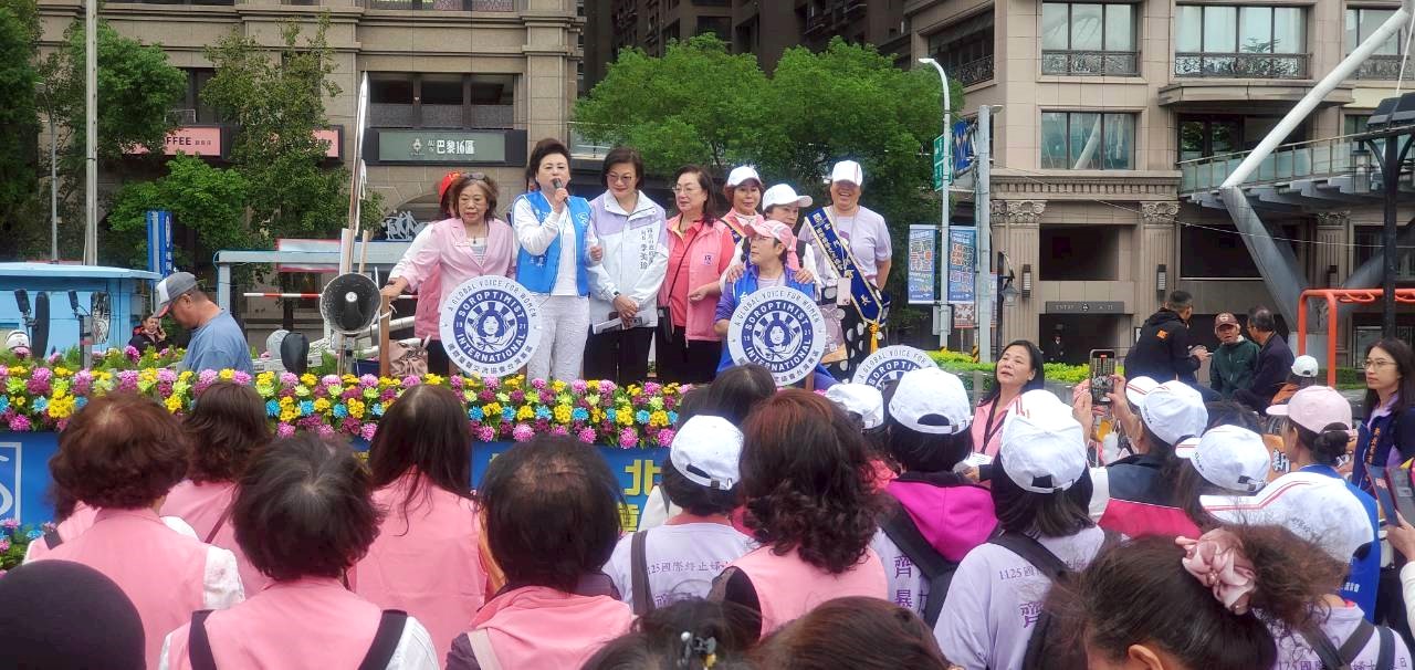 國際蘭馨交流協會成員響應反暴力街頭行動，呼籲民眾如發現危險跡象，要勇於通報、尋求支援