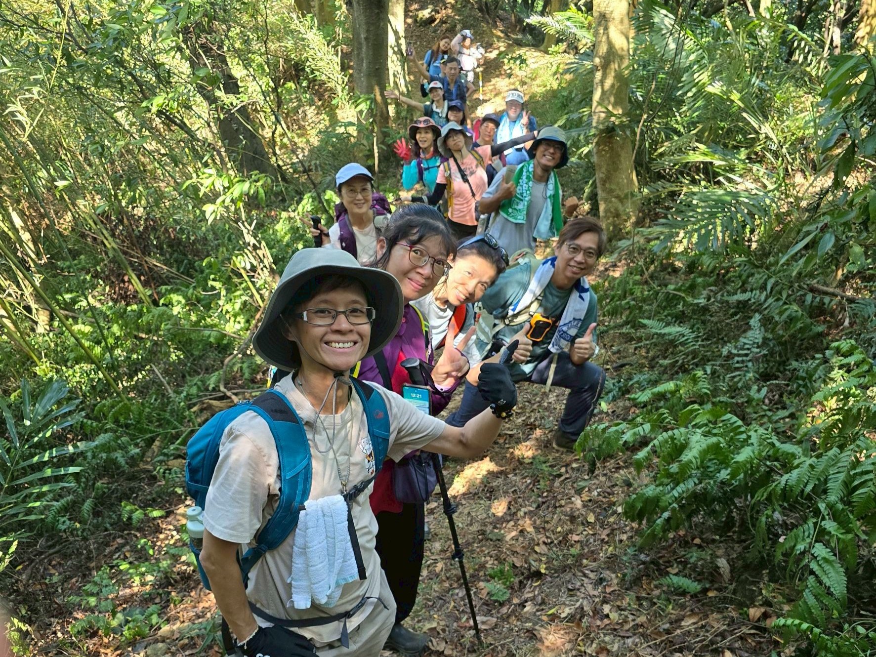  參與者隊伍精神奕奕，展現健行途中互相鼓勵的熱情與活力。