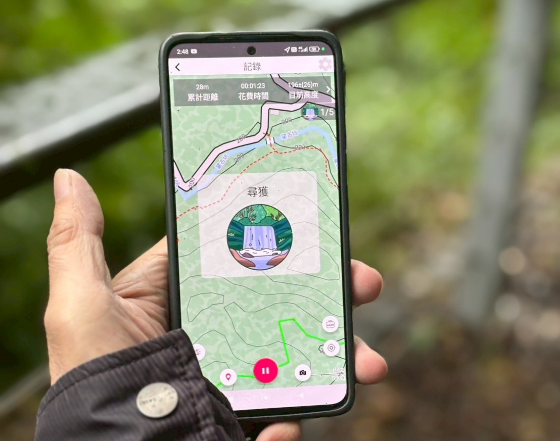  APP顯示參與者完成任務並成功尋獲寶石。畫面同步記錄累計距離、花費時間與目前高度等健行資訊。