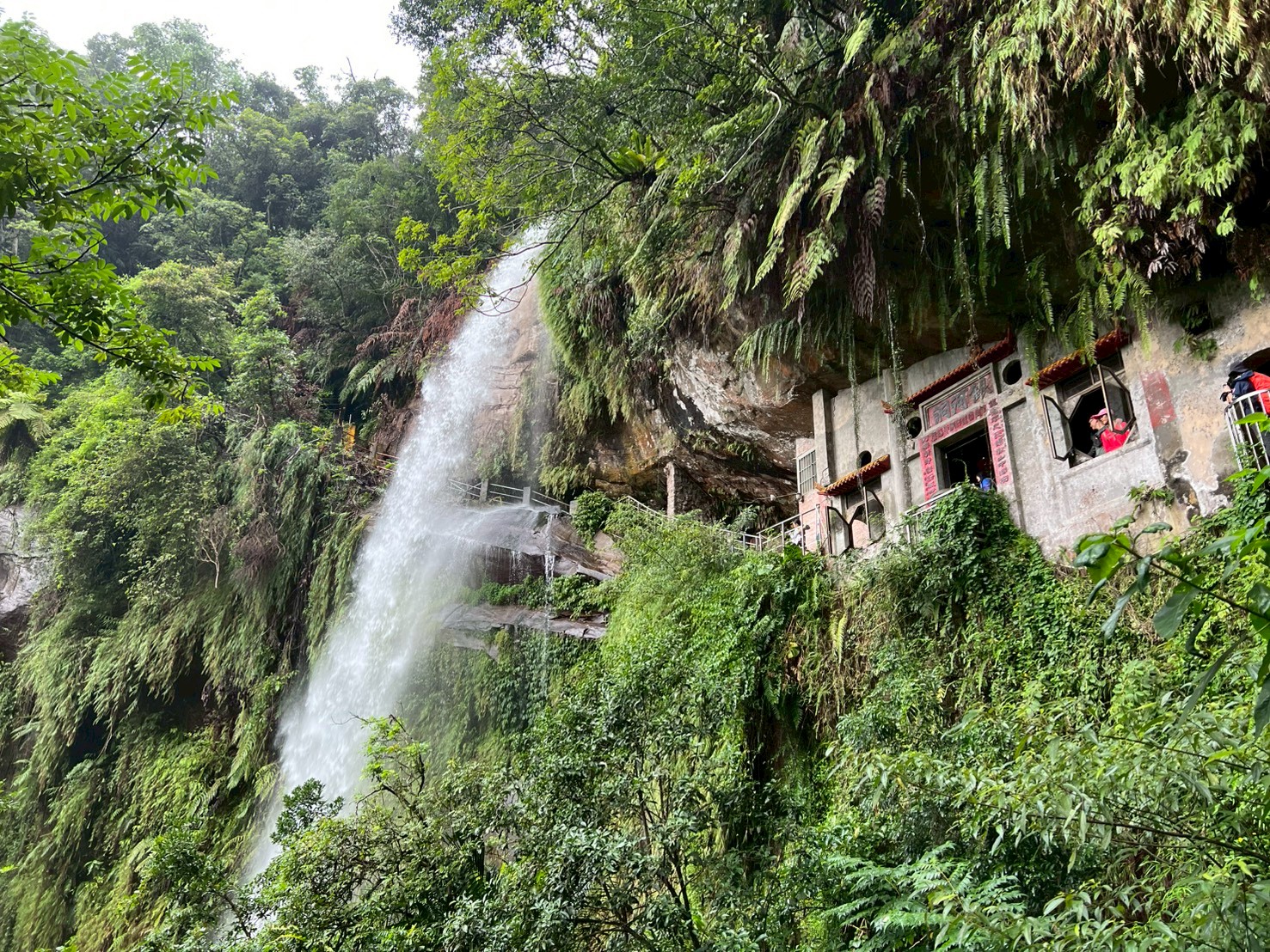 銀河洞瀑布自岩壁傾瀉而下，水勢壯觀，構成步道上的特色景觀。