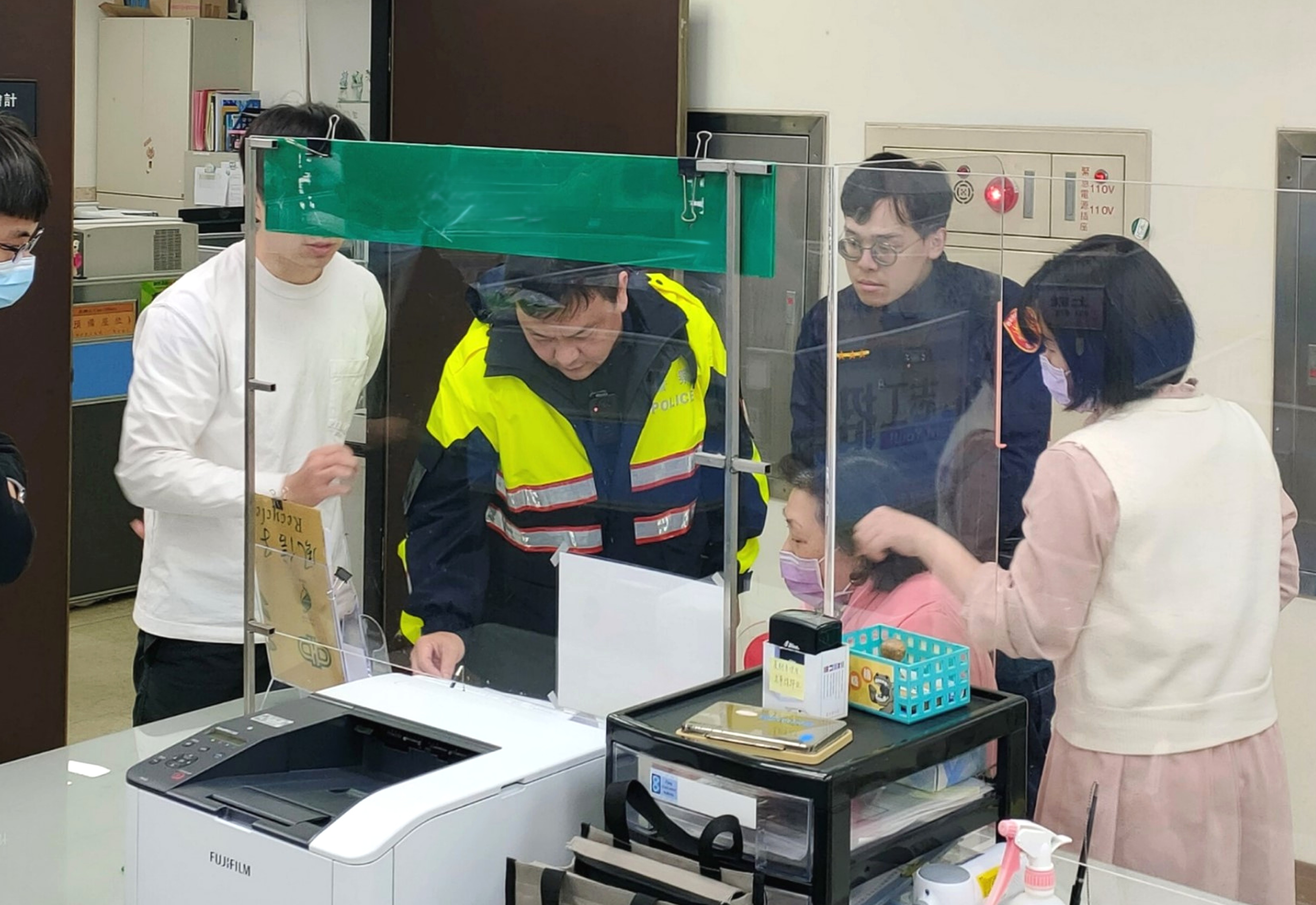 新北地政與警方緊密合作，地所發現疑似詐騙案件時警方會迅速到場了解。新北市地政局提供