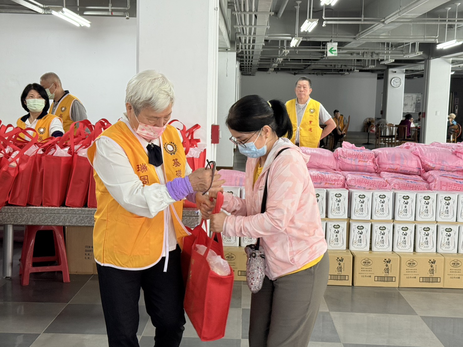 福山天惠堂連續29年送暖土城區弱勢家戶，民眾到場領取愛心物資