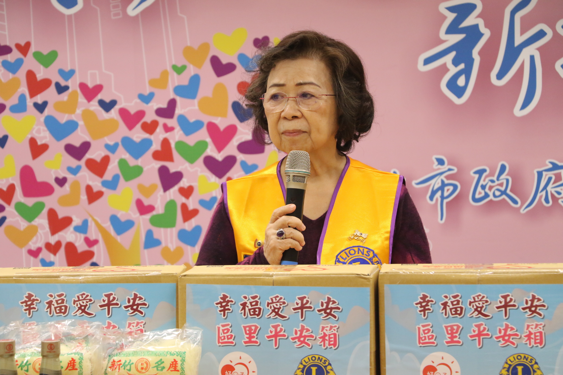  京華獅子會長周素慧在捐贈時憶起故前社會局長張錦麗的種種因緣 一度哽咽