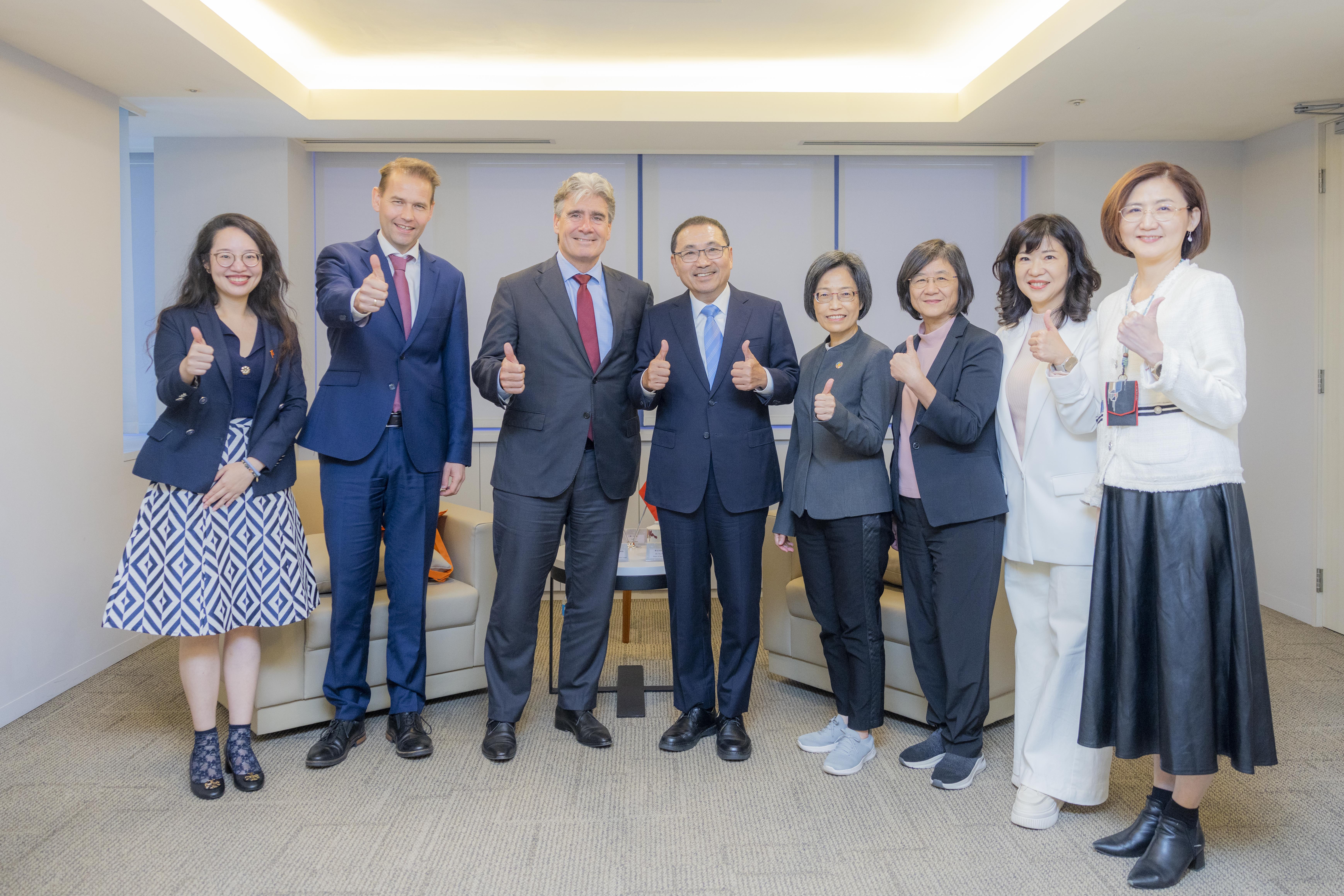 拜會結束後進行大合照