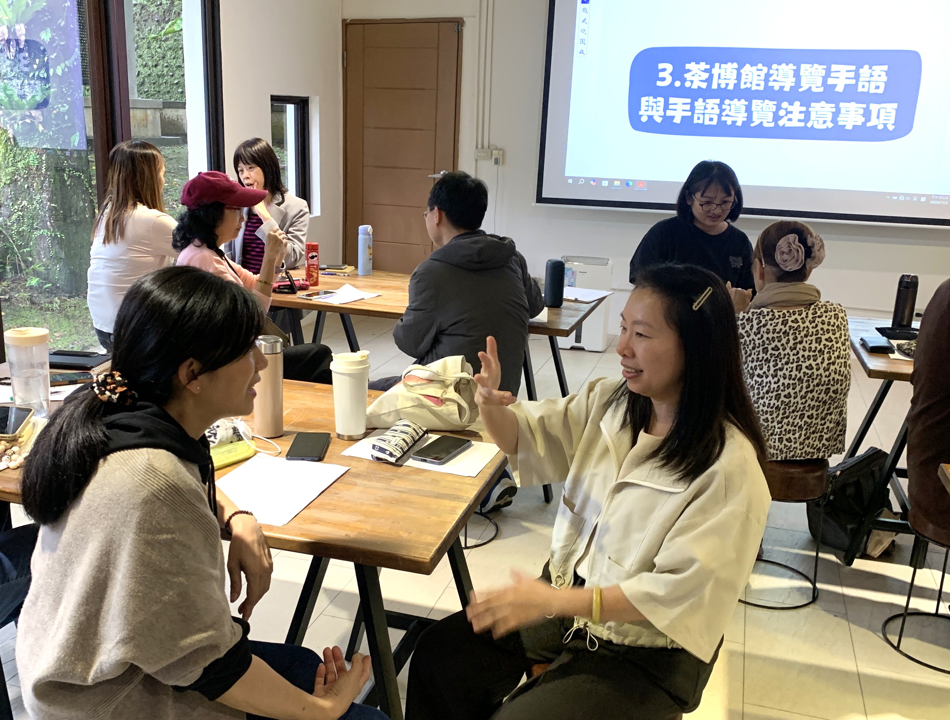 茶山手語導覽活動舉辦前，茶博館特別邀請協會資深講師規劃教育訓練課程，協助導覽團隊學習基礎手語及友善溝通技巧