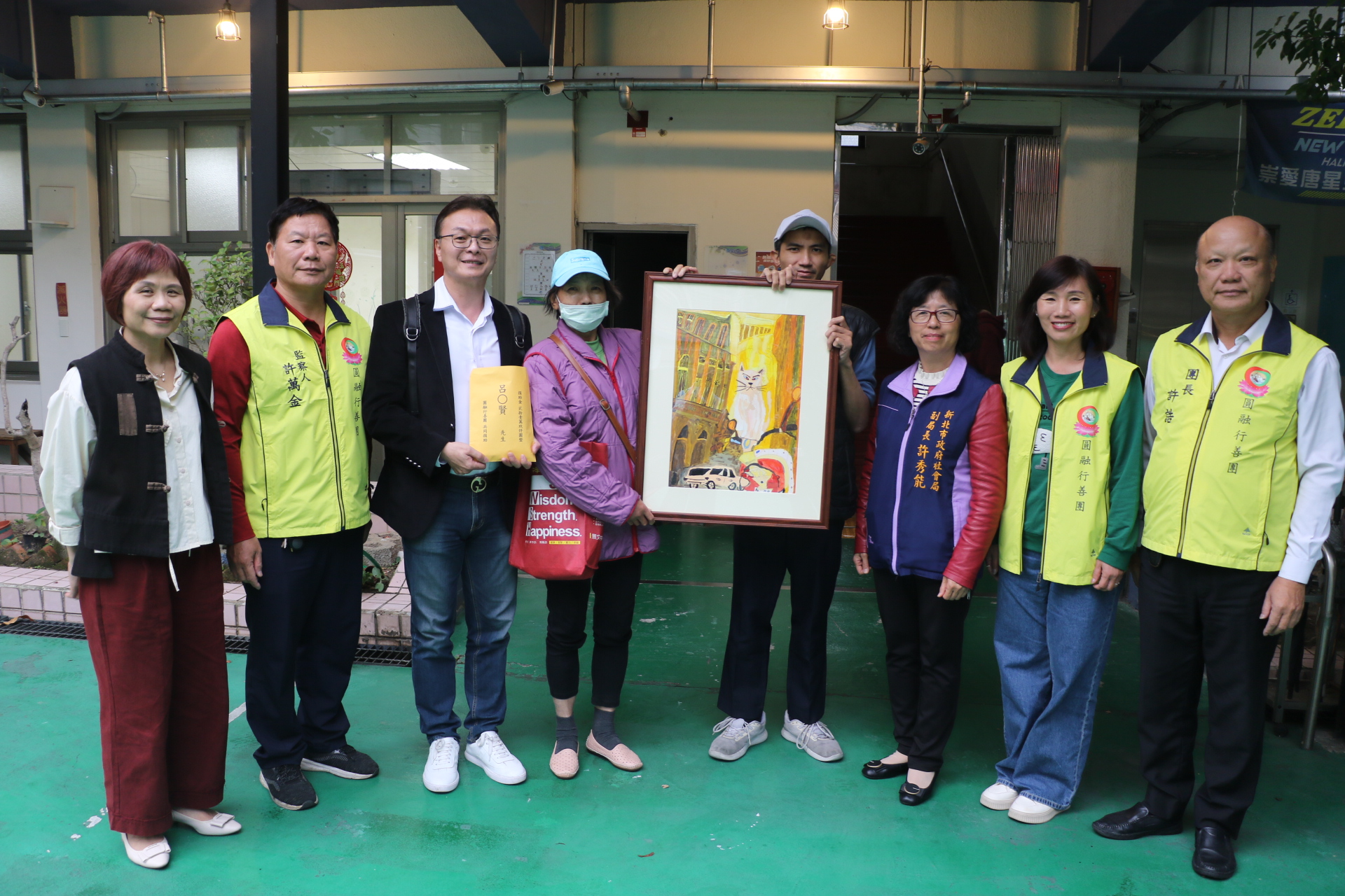  圓融行善團集資22萬元鼓勵呂俞賢（右4）持續創作 他回贈城市之王畫作