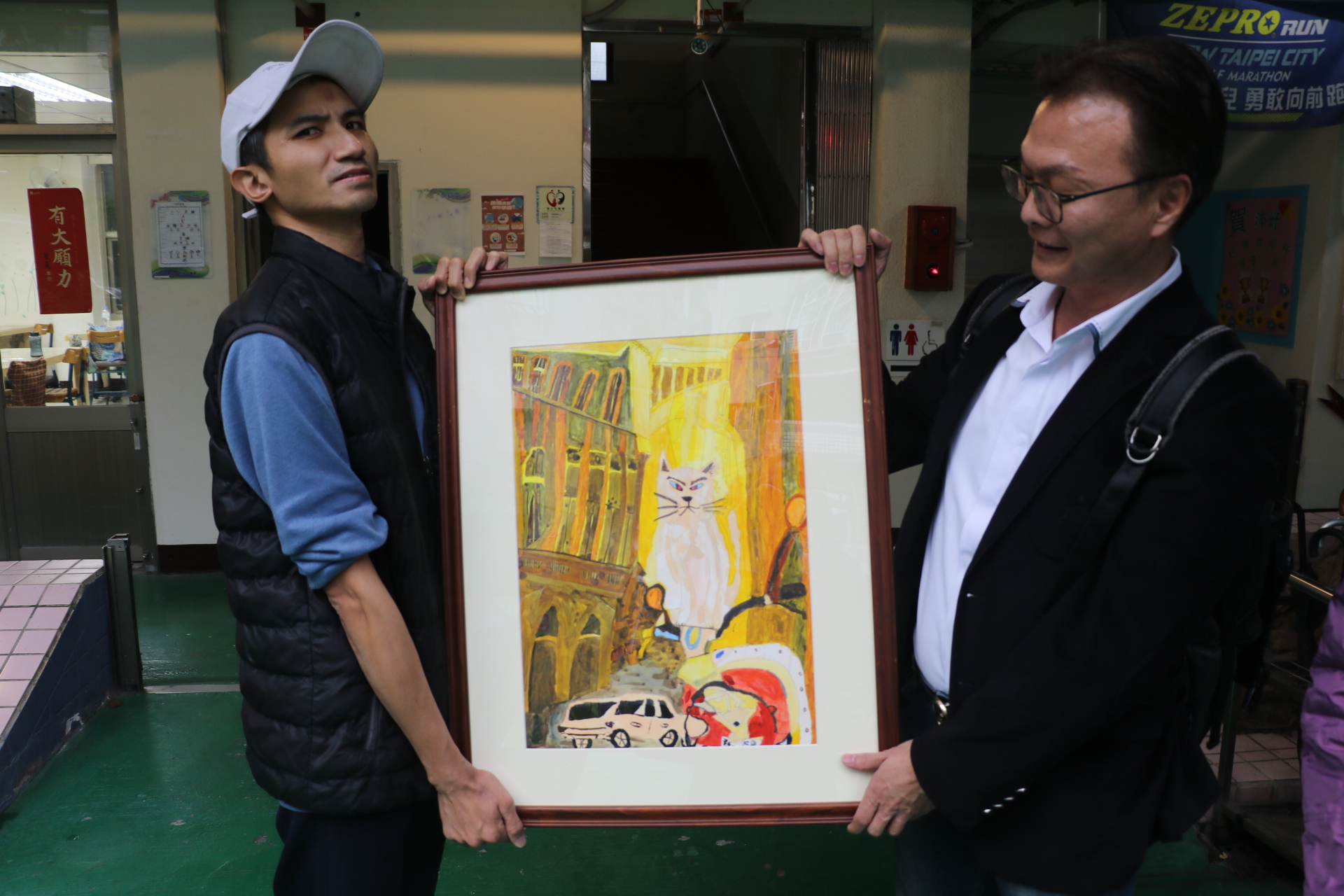  圓融行善團員趙國隆個人贊助3萬元鼓勵 左為畫作者呂俞賢 「城市之王」描繪他內心的世界