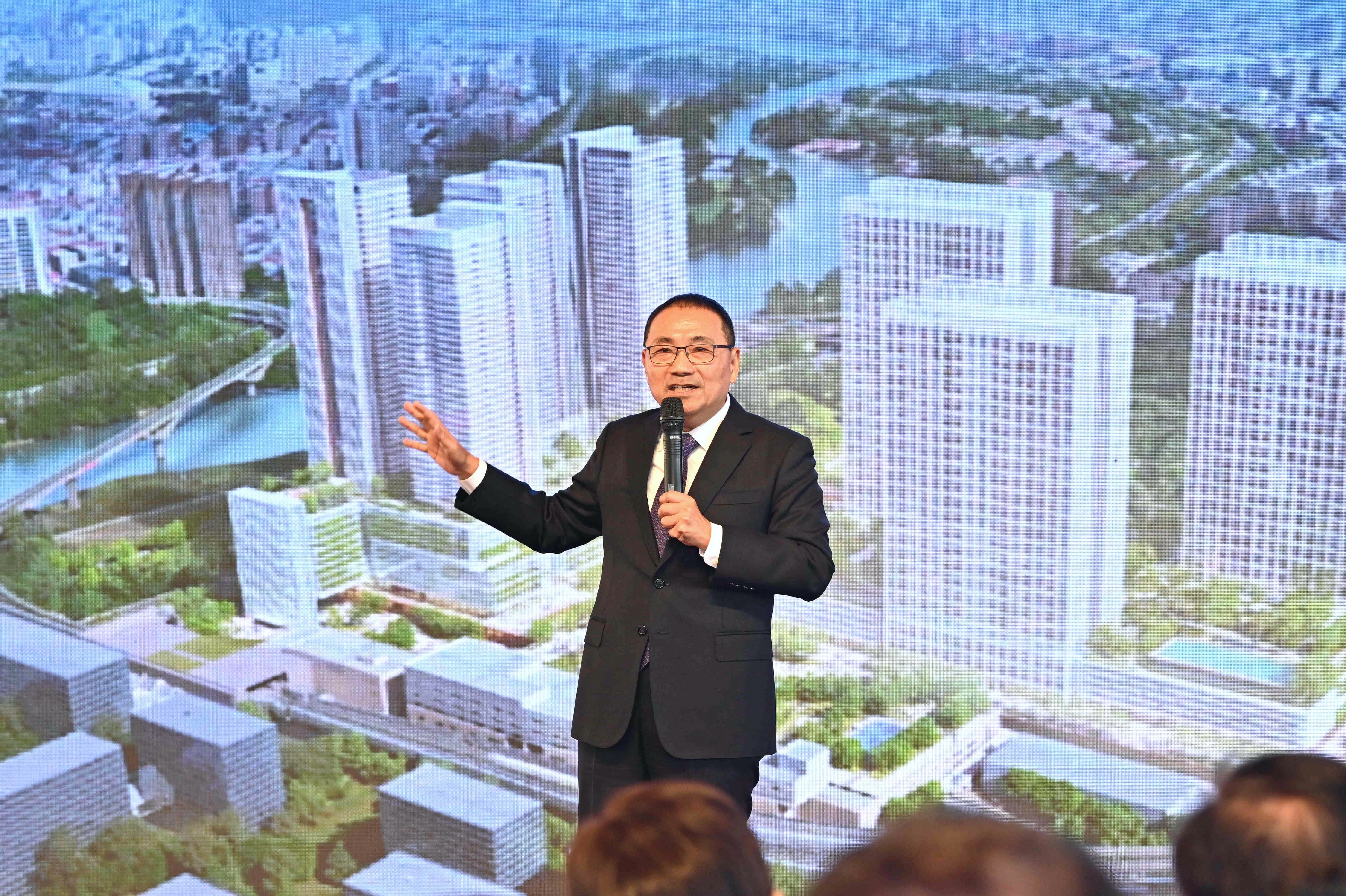 新北市政府今（27）日舉行「新北環狀線十四張站暨南機廠捷運開發案」簽約典禮。