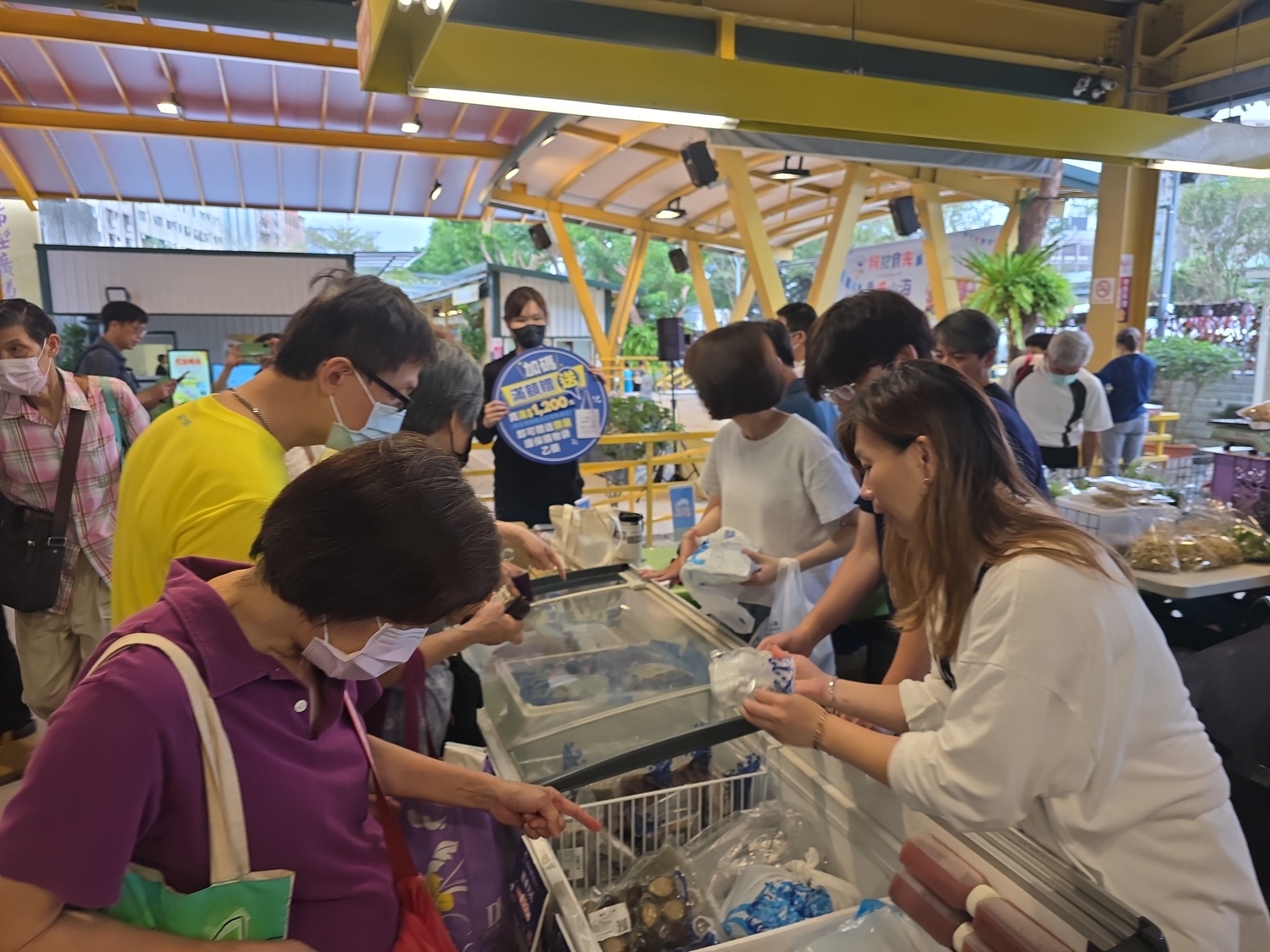 希望廣場貢寮鮑搶鱻鮑展售活動，民眾購買貢寮漁特產品