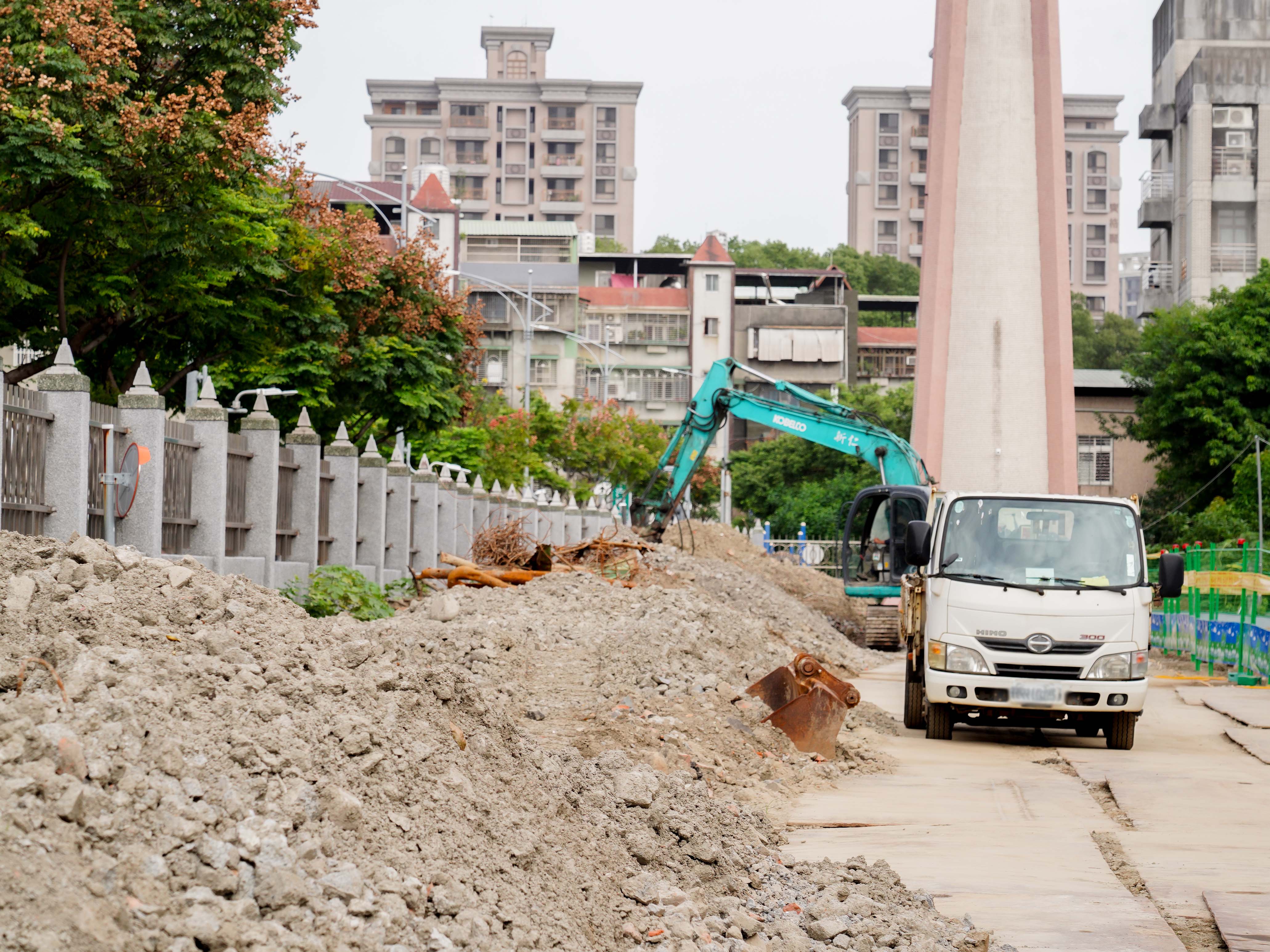  華僑高中透水保水工程目前正進行擋土支撐及基地開挖前置作業