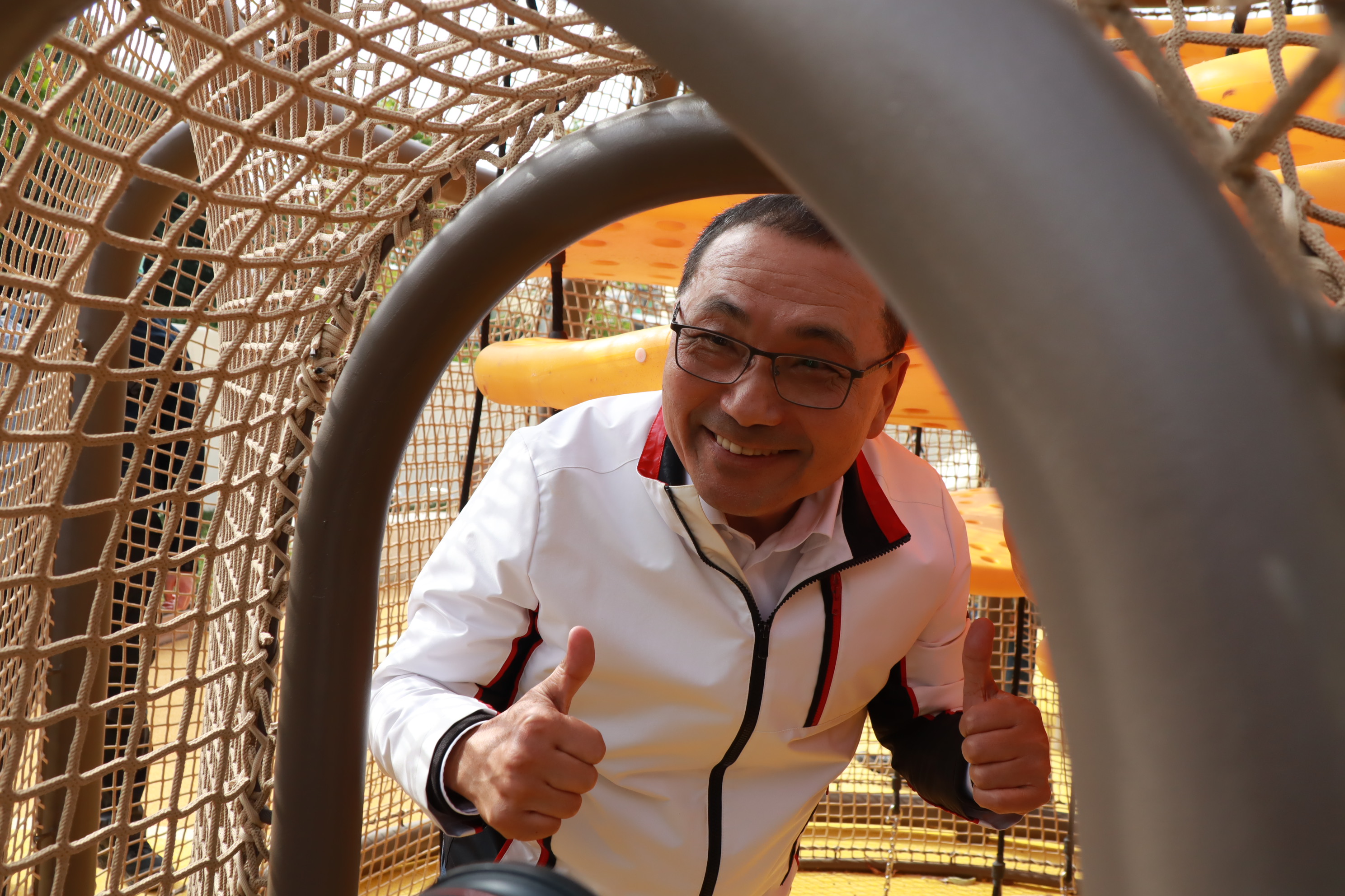 侯友宜市長親身體驗快樂公園的各項遊具設施。