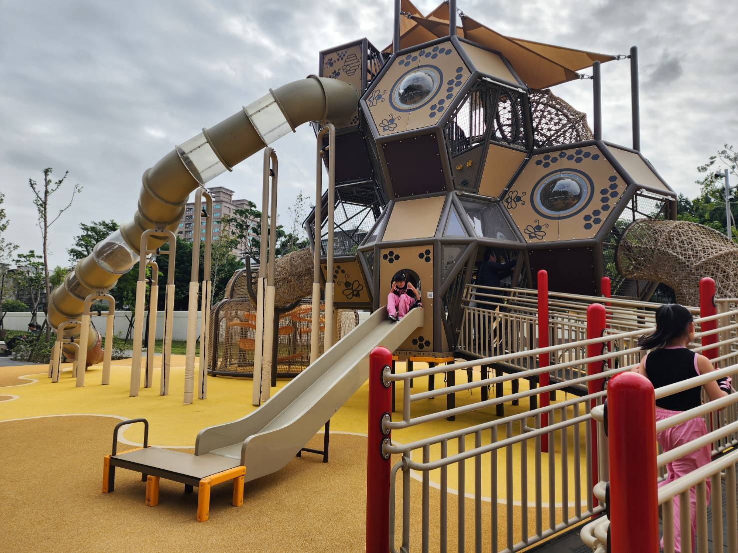 新莊區快樂公園今日啟用，蜂巢遊戲塔造型別具特色，吸引不少小朋友體驗冒險。