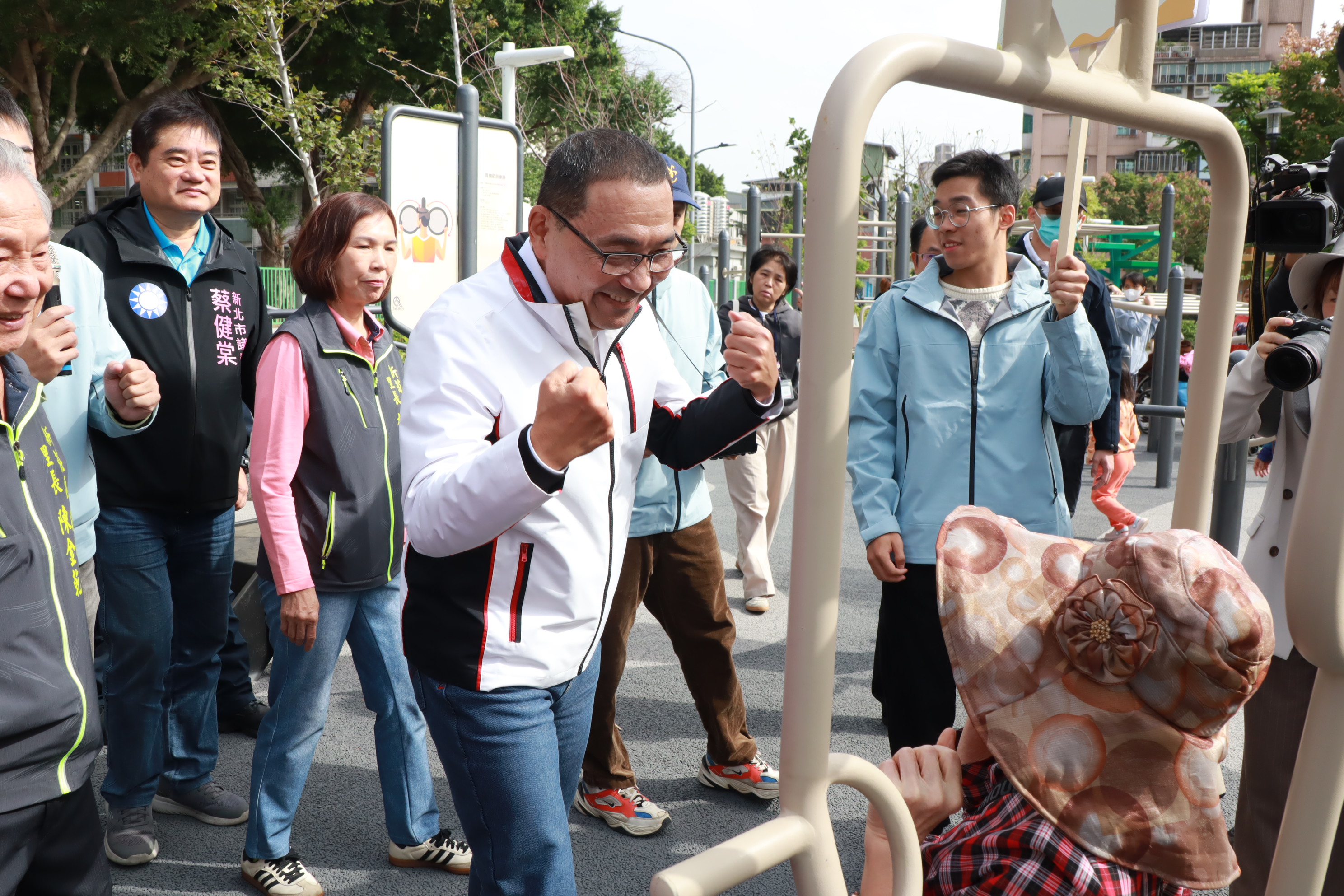 侯友宜市長(穿白外套)與前來公園體驗的長輩一起同樂。