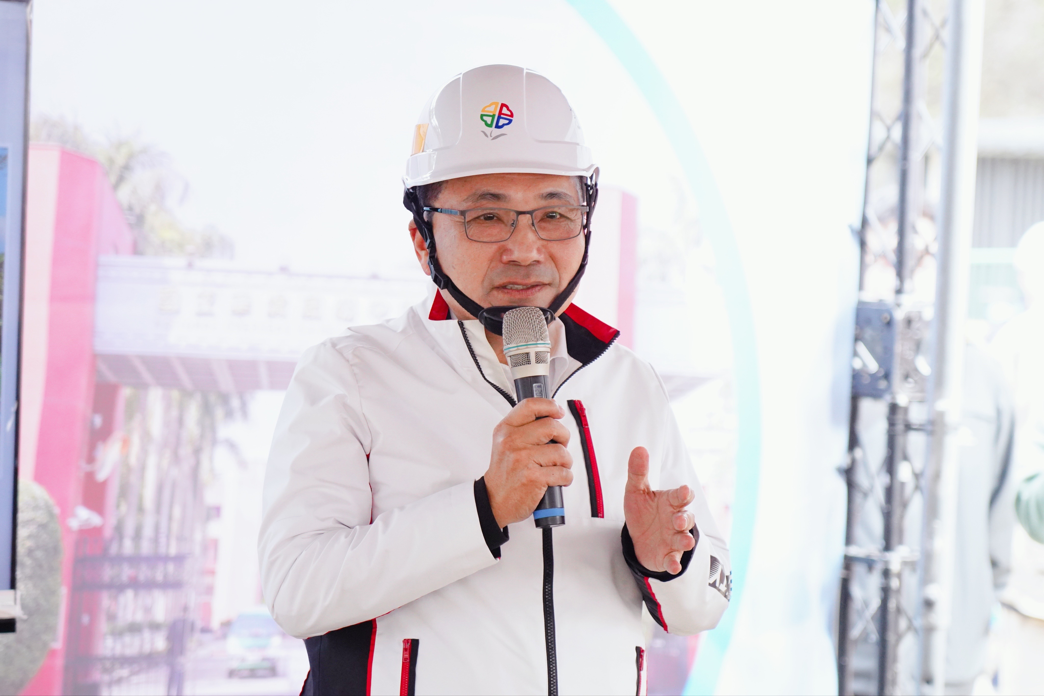 新北市長侯友宜今（28）日視察「華僑高中透水保水工程」進度。